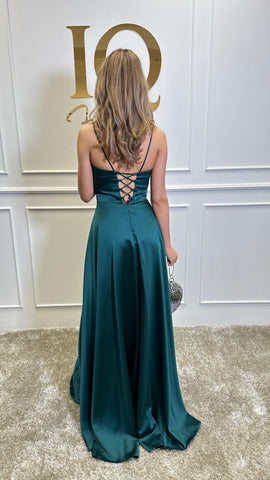 Rochie Simply Green de la iqfashioncluj, rochii elegante în nuanță verde, detalii stilizate și croială modernă.