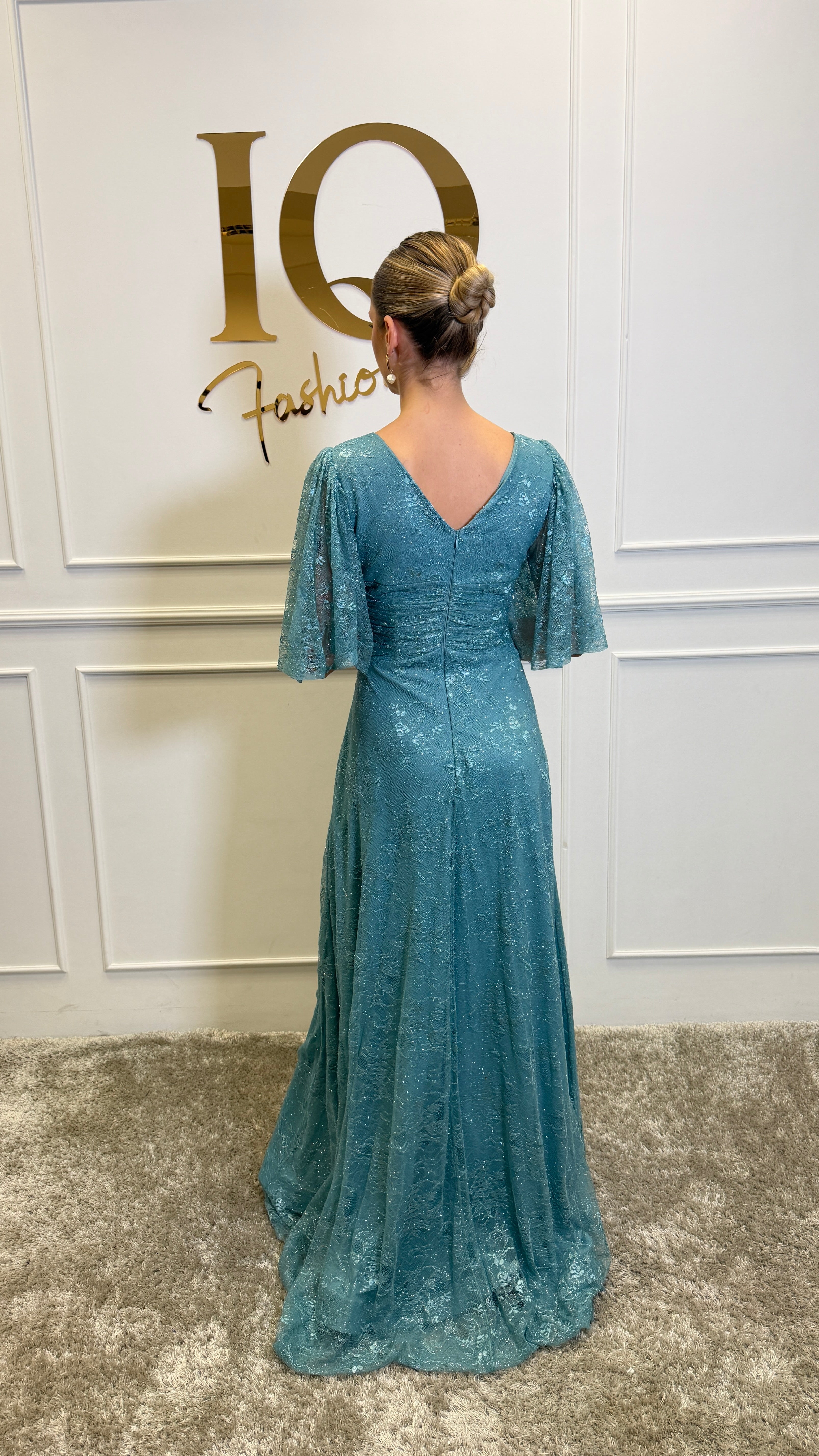 Rochie Sunrise Minth de la iqfashioncluj, cu croială elegantă și detalii moderne, purtată pe manechin în imagine.
