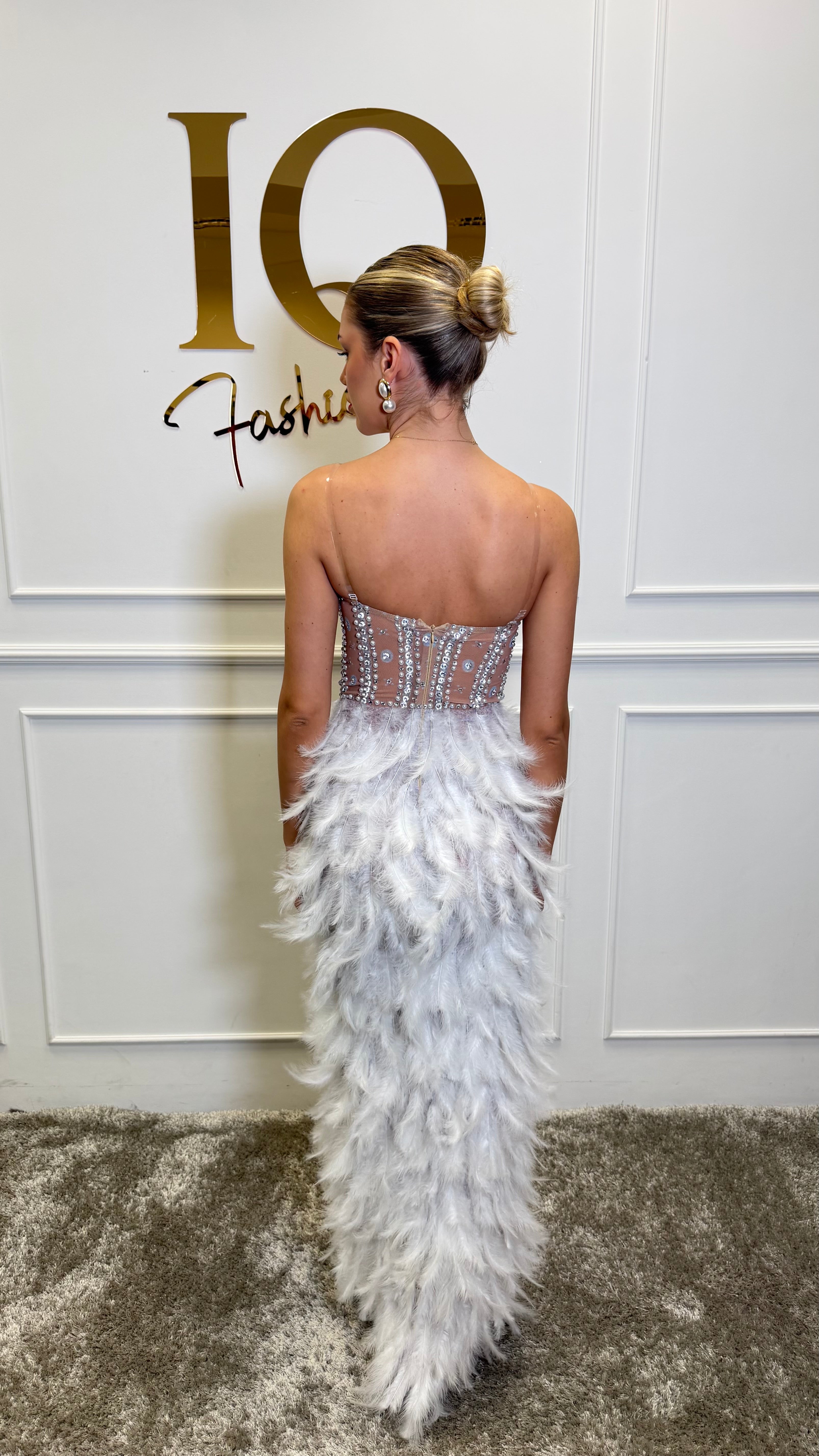 Rochie lungă beige Kandy de la iqfashioncluj, cu croială elegantă și detalii fine, pentru ținute sofisticate și casual.