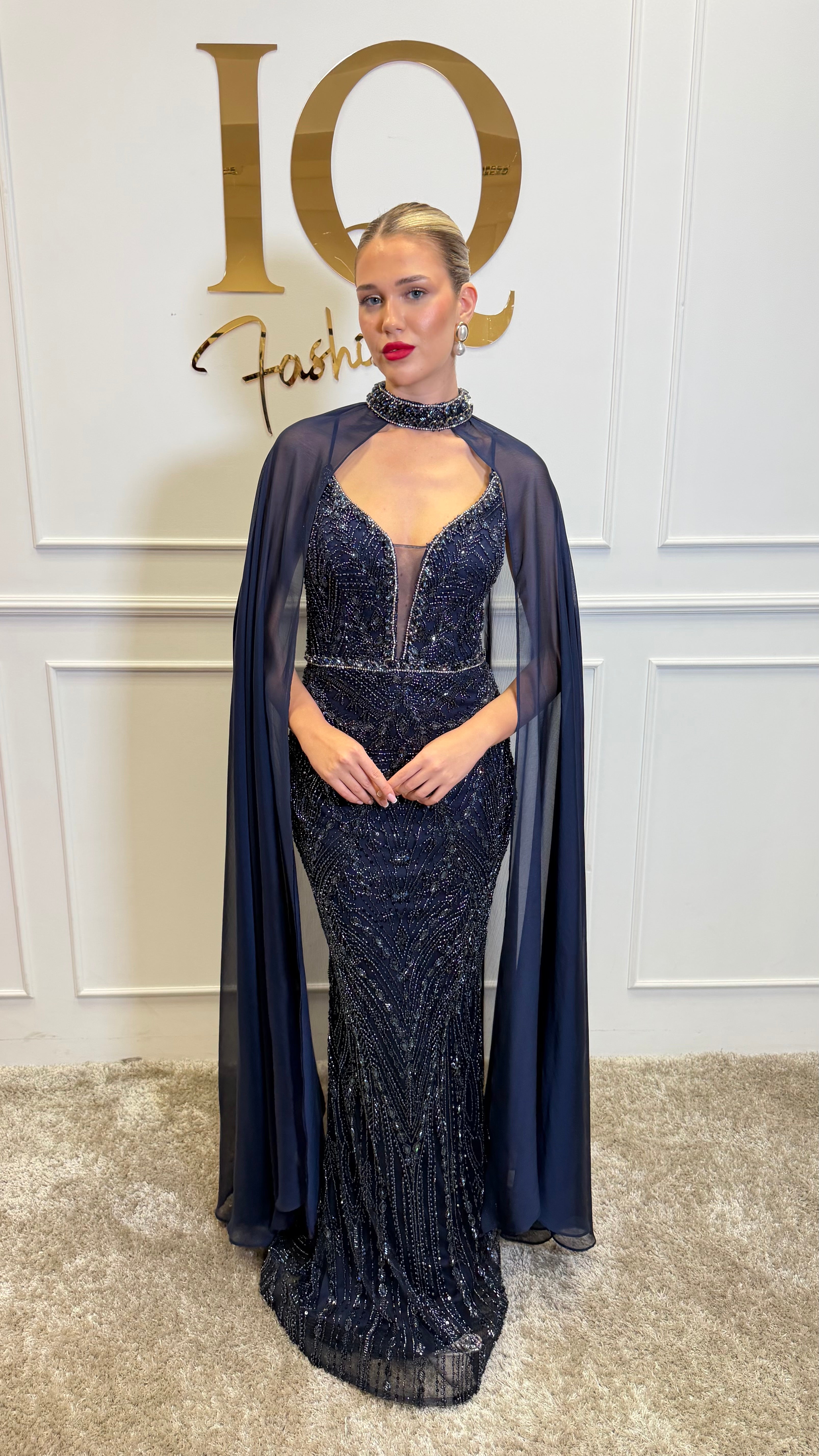 Rochie cu pelerină Indiana dark blue, din colecția iqfashioncluj, cu design elegant și detalii moderne, vizibilă în imagine.