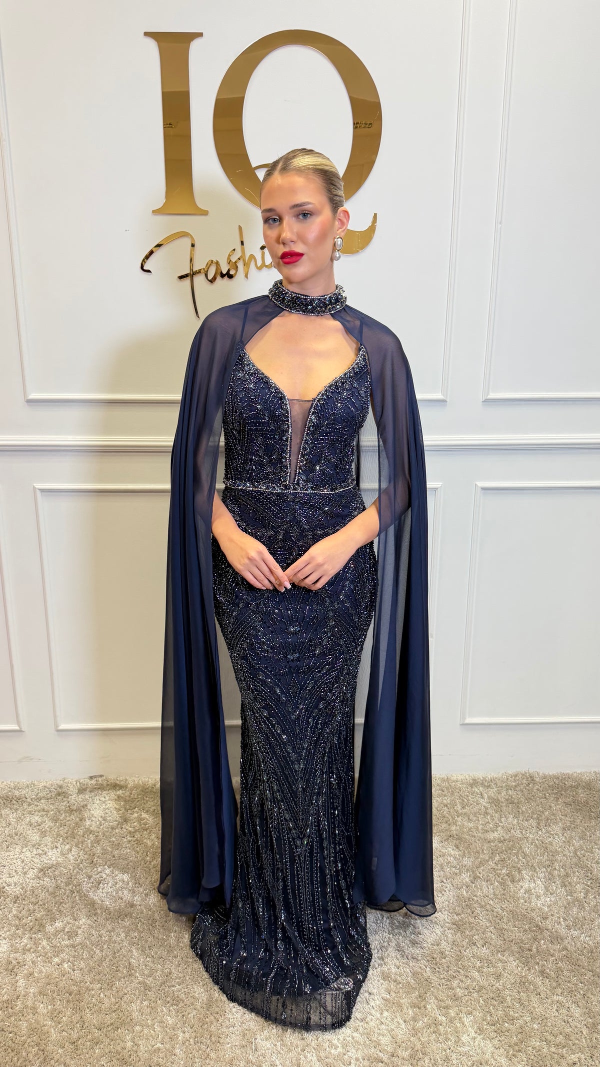 Rochie cu pelerină Indiana dark blue, din colecția iqfashioncluj, cu design elegant și detalii moderne, vizibilă în imagine.