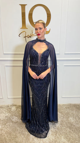Rochie cu pelerină Indiana dark blue, din colecția iqfashioncluj, cu design elegant și detalii moderne, vizibilă în imagine.