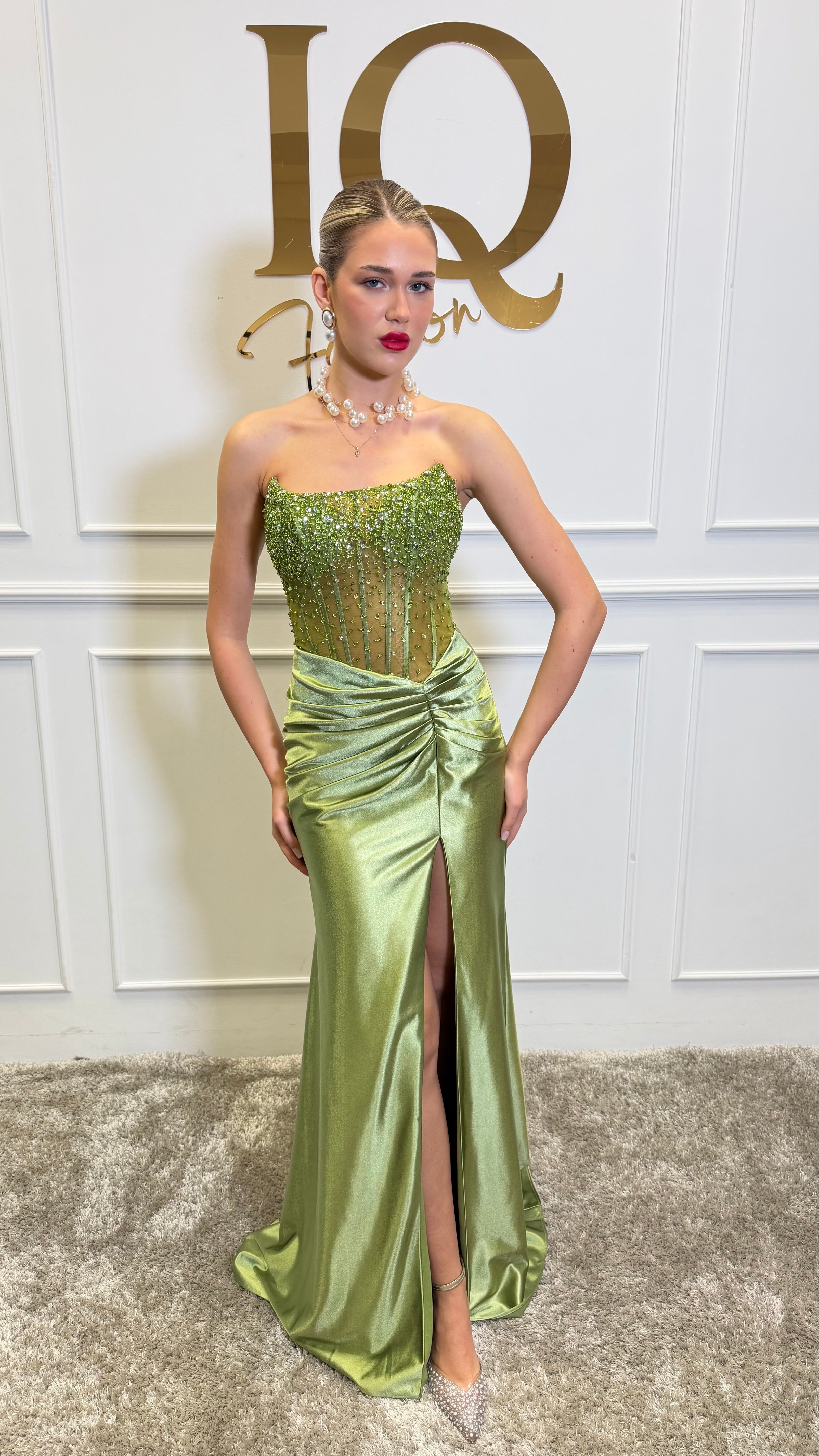 Rochie Amandina Matcha de la iqfashioncluj, rochie elegantă din material fin, în nuanțe de verde matcha, purtată pe model.