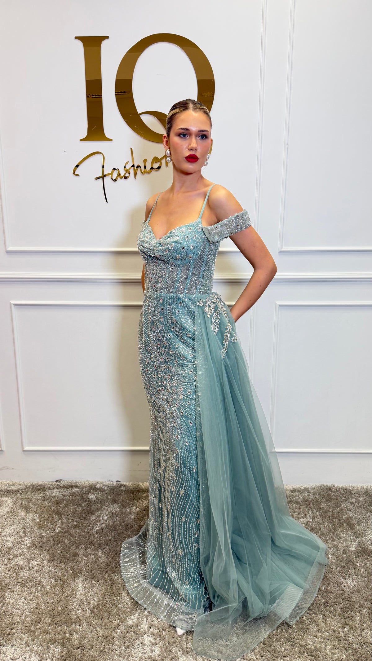 Rochie Dragon Minth, de la iqfashioncluj, în stil elegant, cu imprimeu dragon și croială modernă, pe fundal neutru.