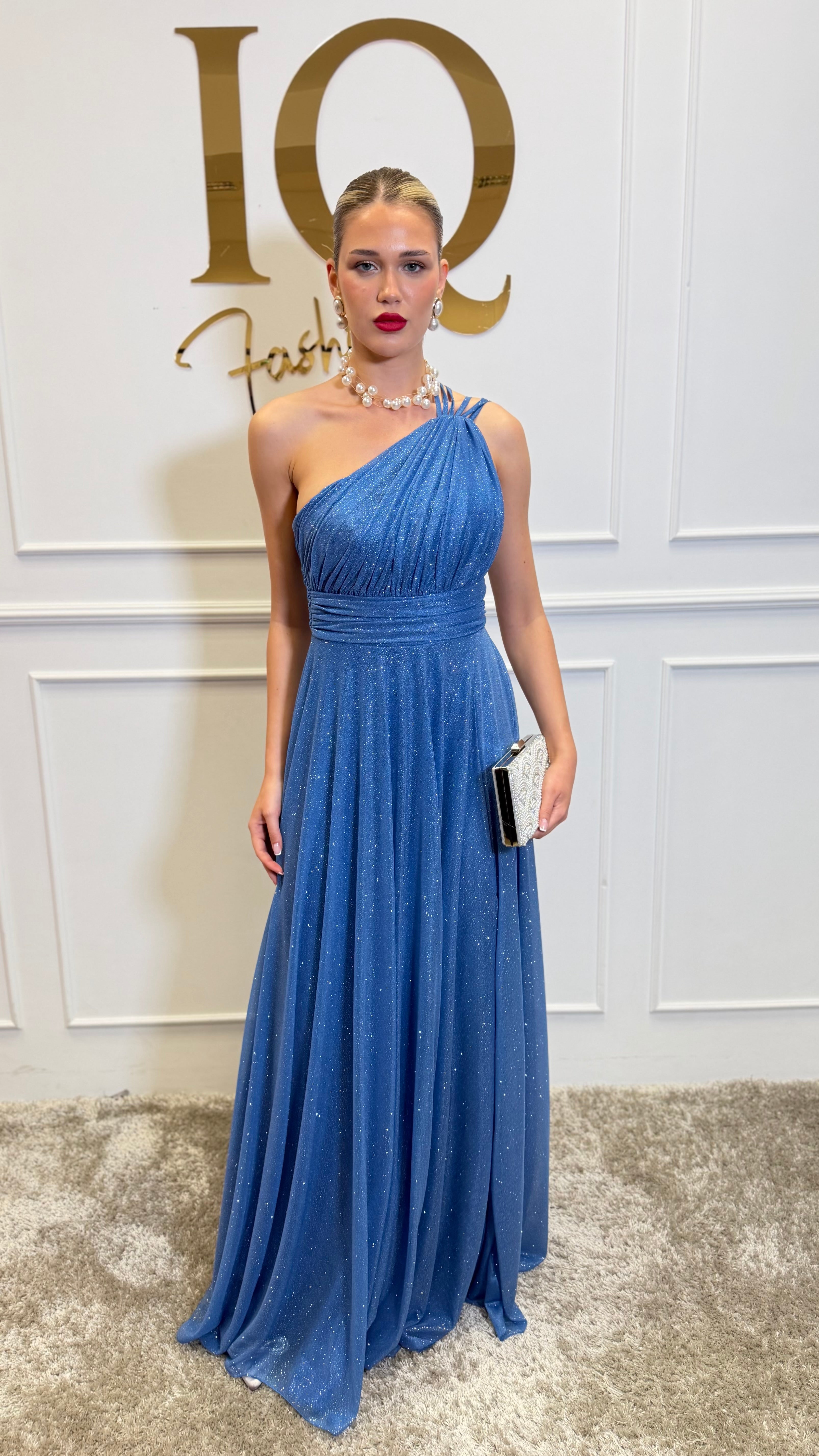 Rochie Kaseea Indigo de la iqfashioncluj, lungime până la genunchi, model elegant cu croială fluidă și detalii simple.