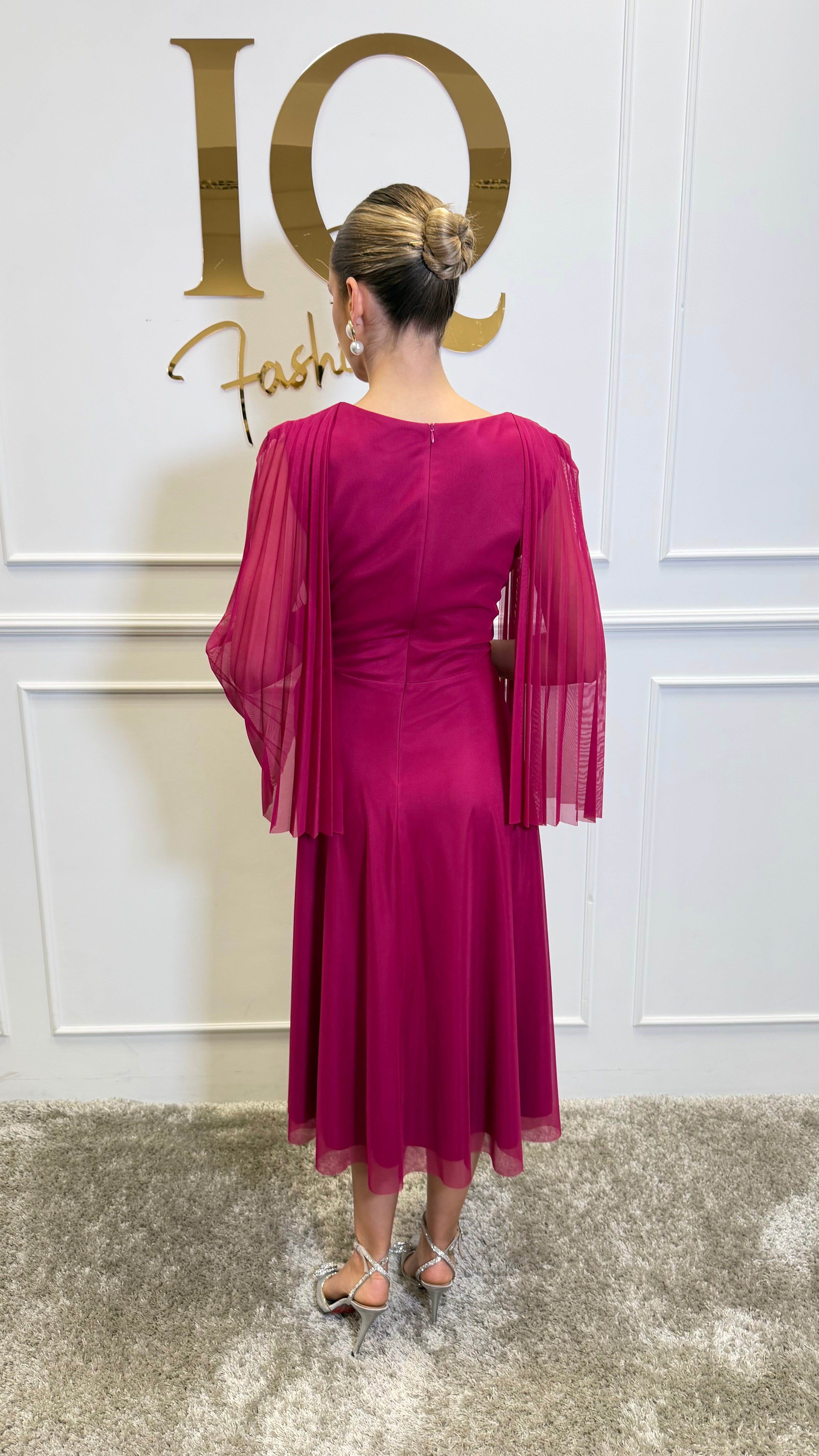 Rochie Nadiana fuchsia de la iqfashioncluj, lungime midi, cu croială elegantă și detalii moderne, purtată pe modelă.