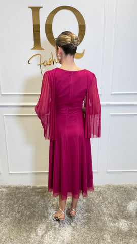 Rochie Nadiana fuchsia de la iqfashioncluj, lungime midi, cu croială elegantă și detalii moderne, purtată pe modelă.
