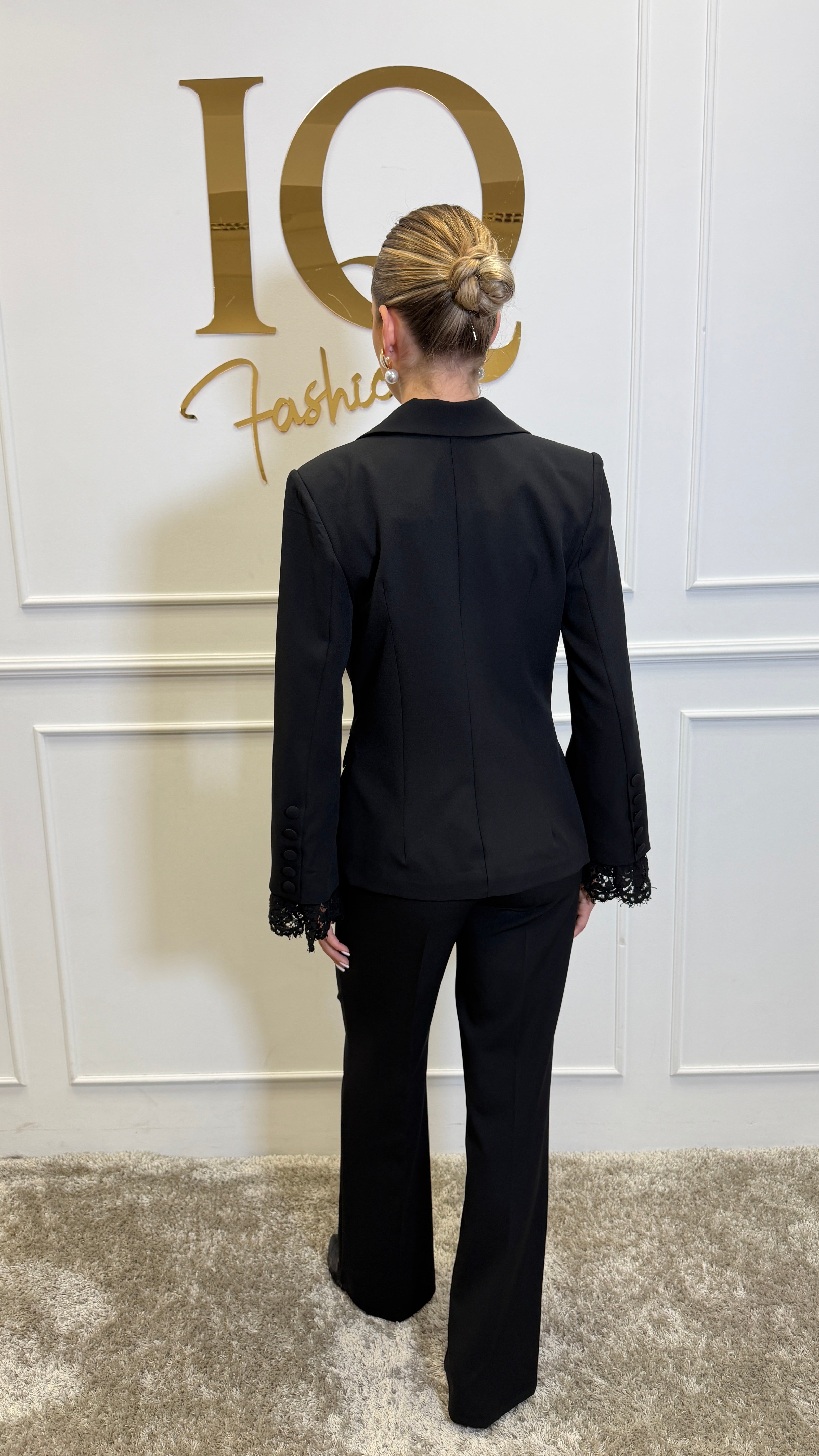 Costum cu dantelă Senza Black de la ELVE STYLE SRL, elegant și sofisticat, cu detalii fine din dantelă neagră.