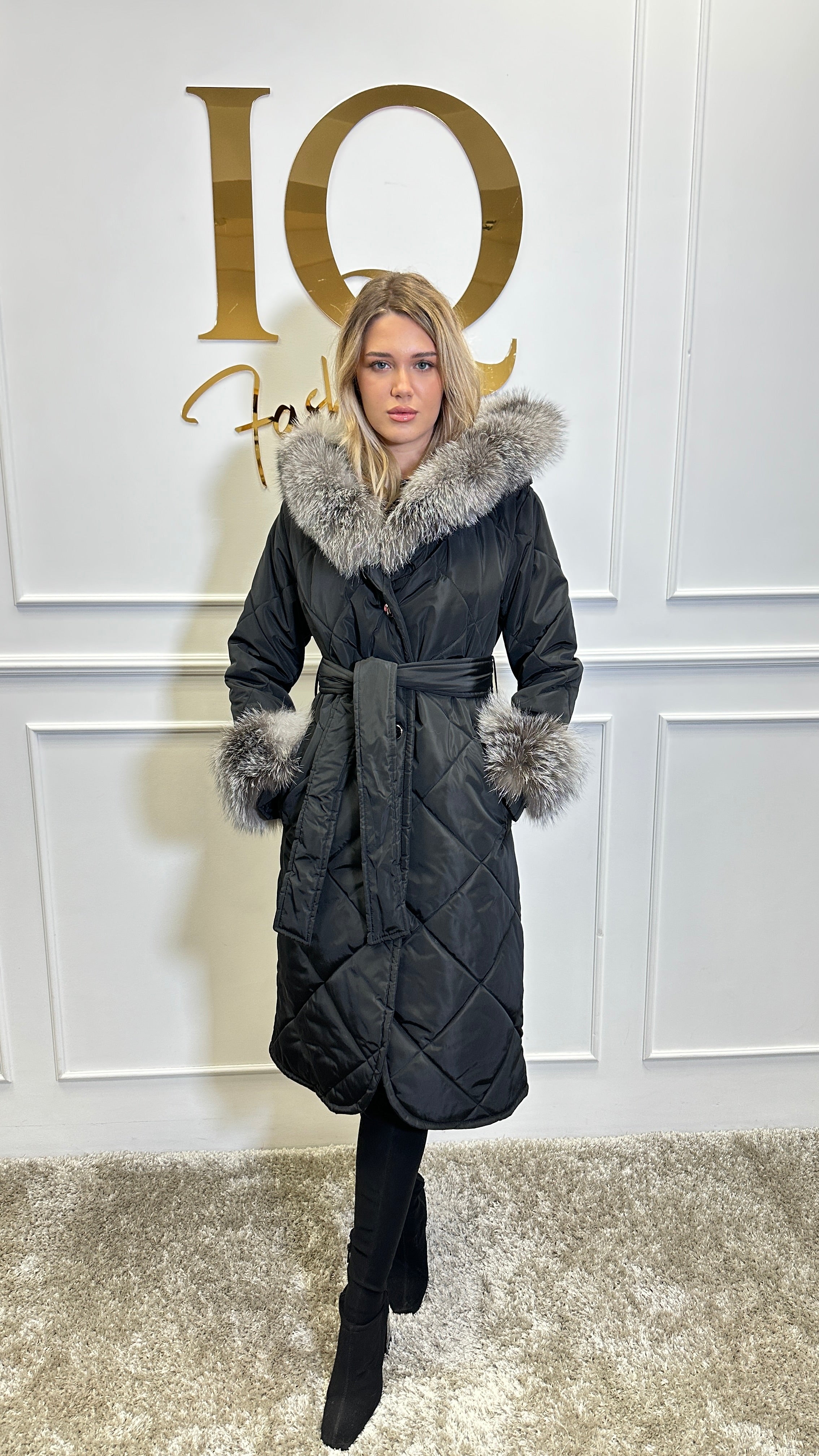 Black and grey natural fur coat from ELVE STYLE SRL, stylish Haina fas cu blana naturala Leyla for a luxurious look.