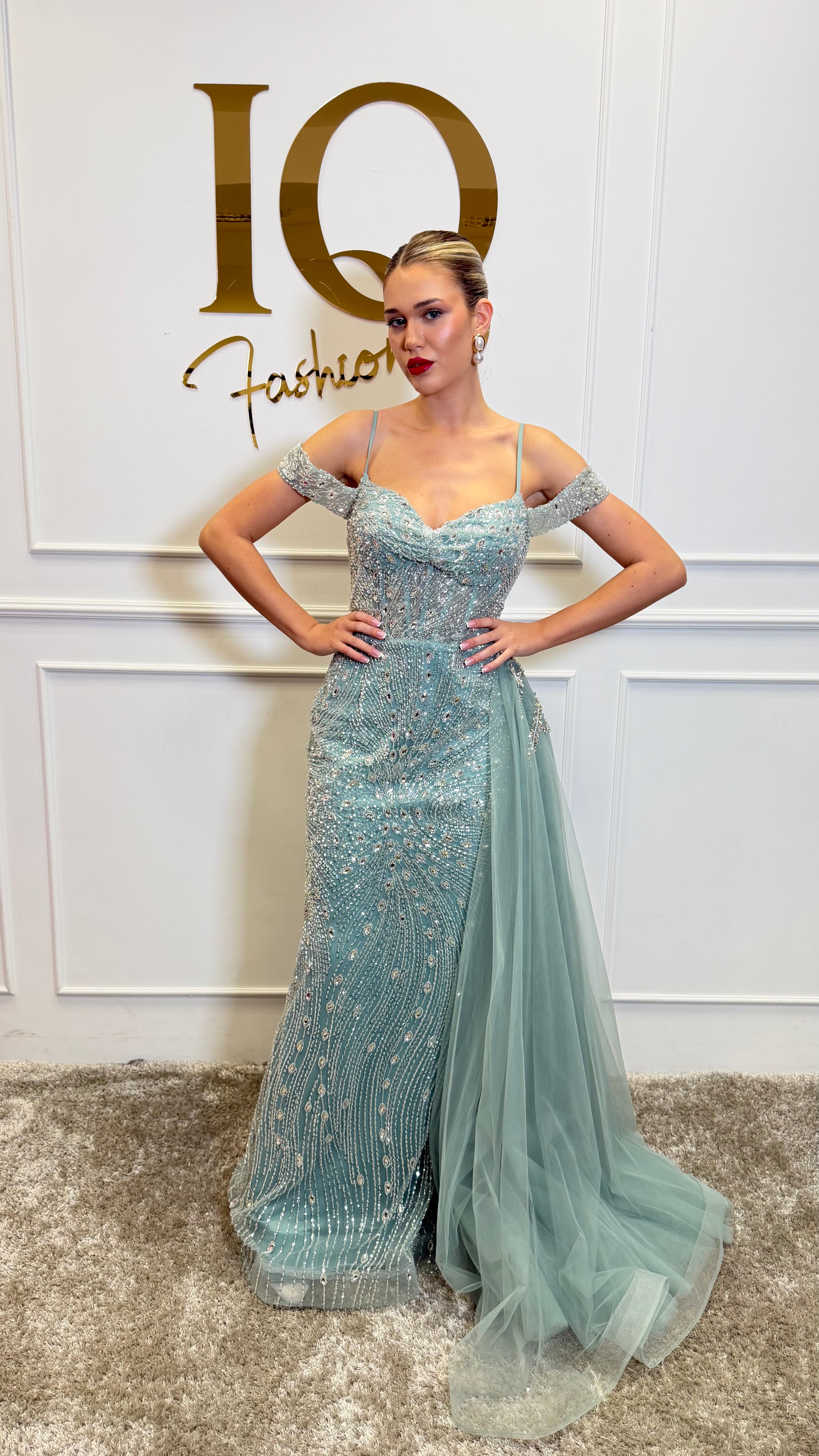 Rochie dragon Minth de la iqfashioncluj, model elegant cu detalii în stil dragon, în nuanțe vibrante, pentru evenimente speciale