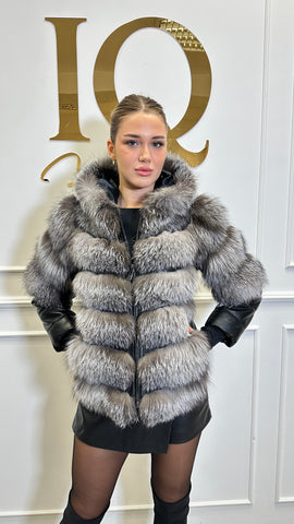 Haină din blană naturală Elsa Silver de la ELVE STYLE SRL, blană albă și moale, vizibilă în imagine.