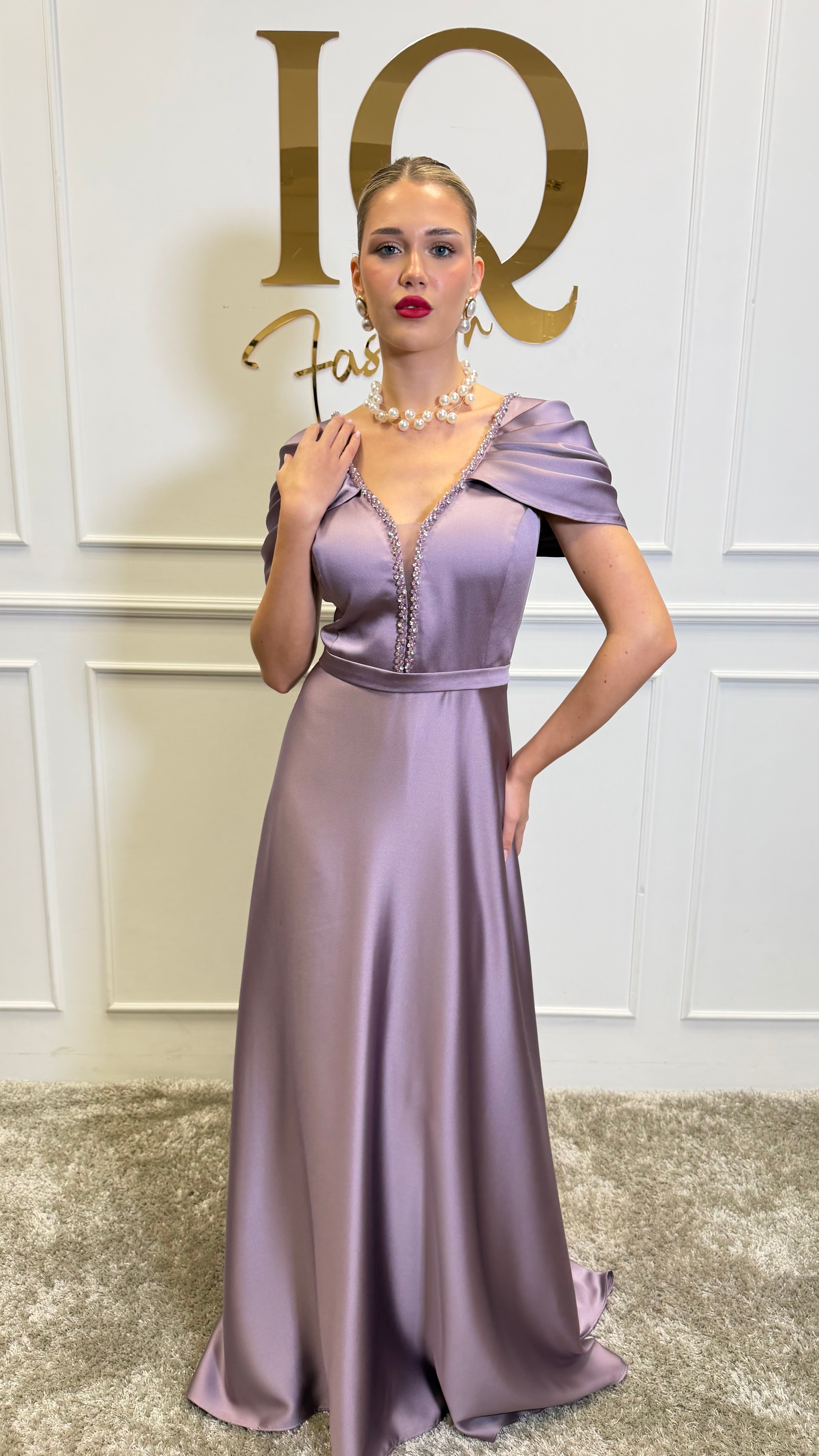Rochie Vallerie roz de la iqfashioncluj, model elegant cu croială lejeră și detalii delicate, perfectă pentru evenimente.