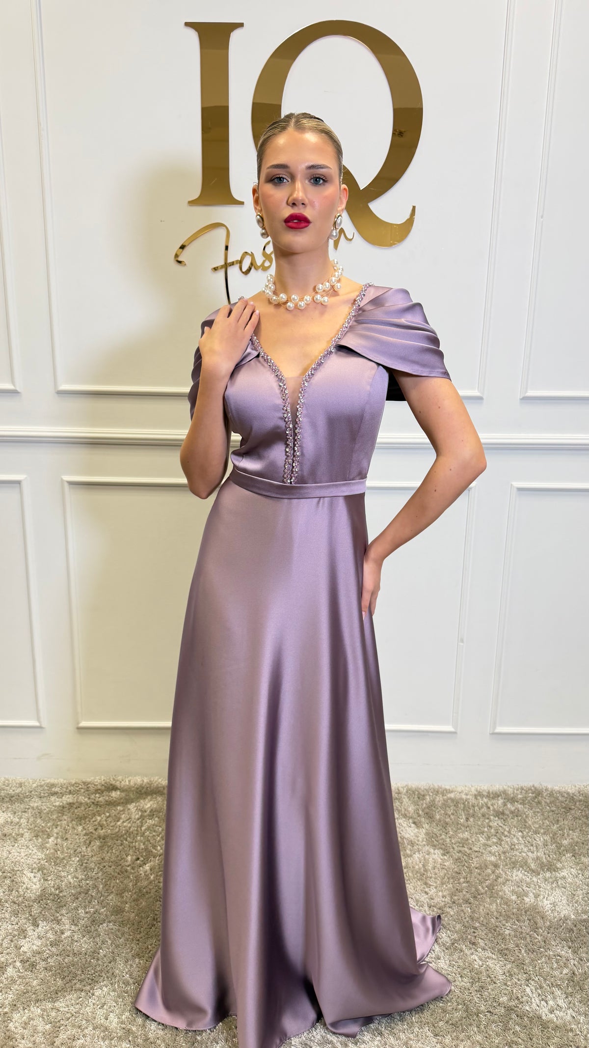 Rochie Vallerie roz de la iqfashioncluj, model elegant cu croială lejeră și detalii delicate, perfectă pentru evenimente.