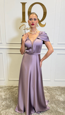 Rochie Vallerie roz de la iqfashioncluj, model elegant cu croială lejeră și detalii delicate, perfectă pentru evenimente.