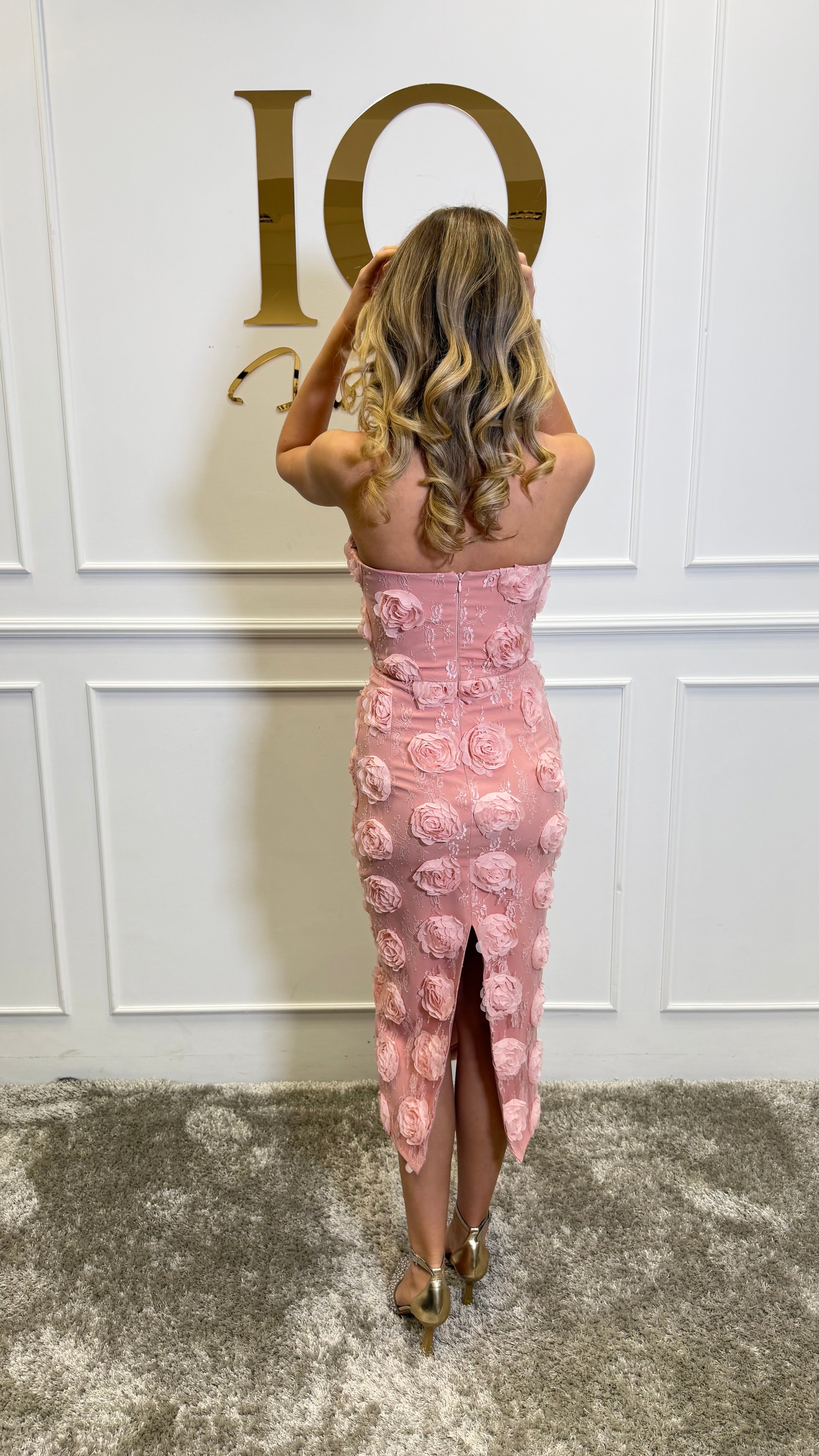 Rochie Fleur Roze de la iqfashioncluj, rochie elegantă roz cu croială modernă, detalii fine și design feminin, pentru ocazii speciale