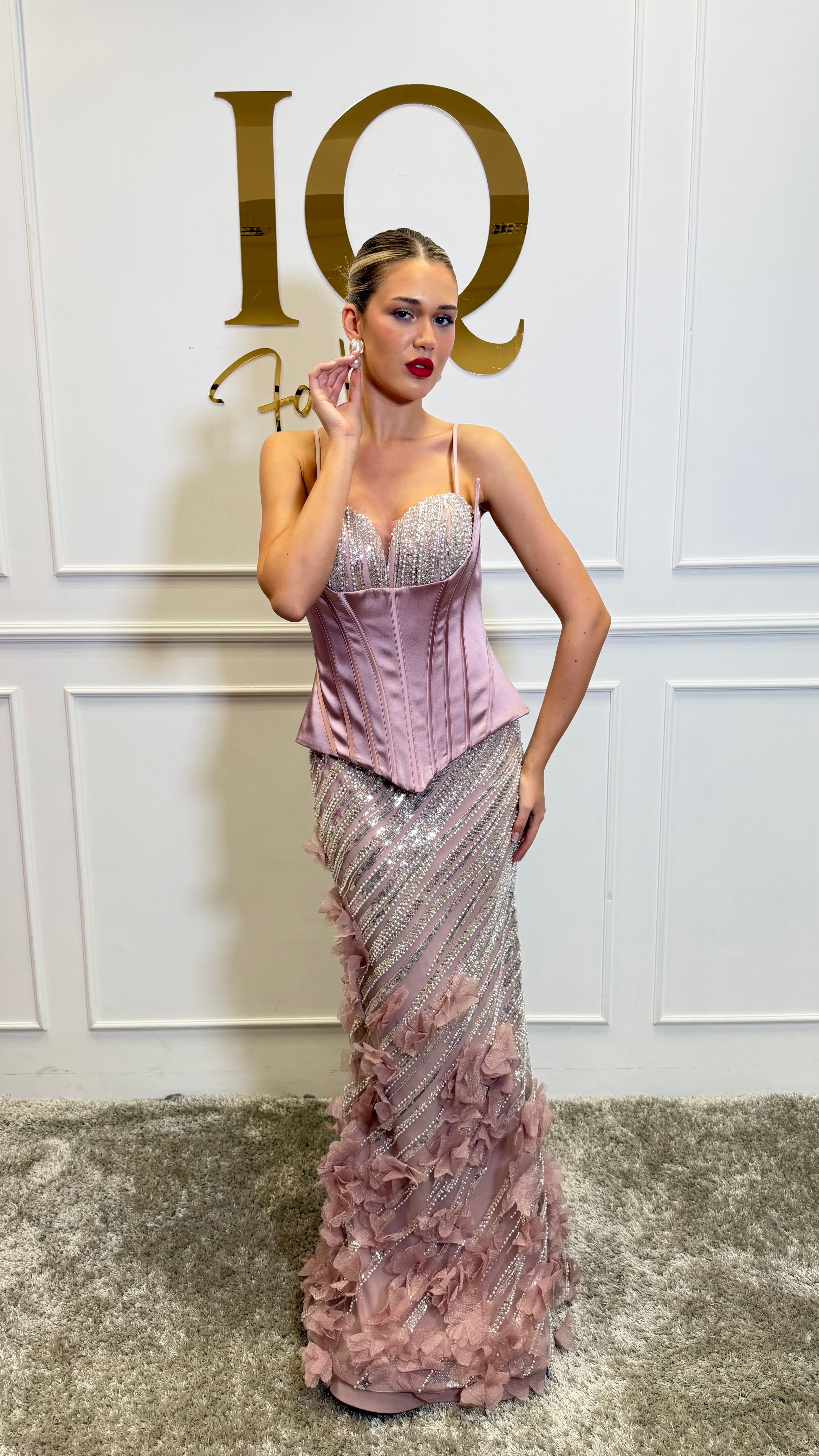 Rochie Jakarta Roze de la iqfashioncluj, stil elegant, cu croială modernă, detalii delicate și culoare roz vibrantă.