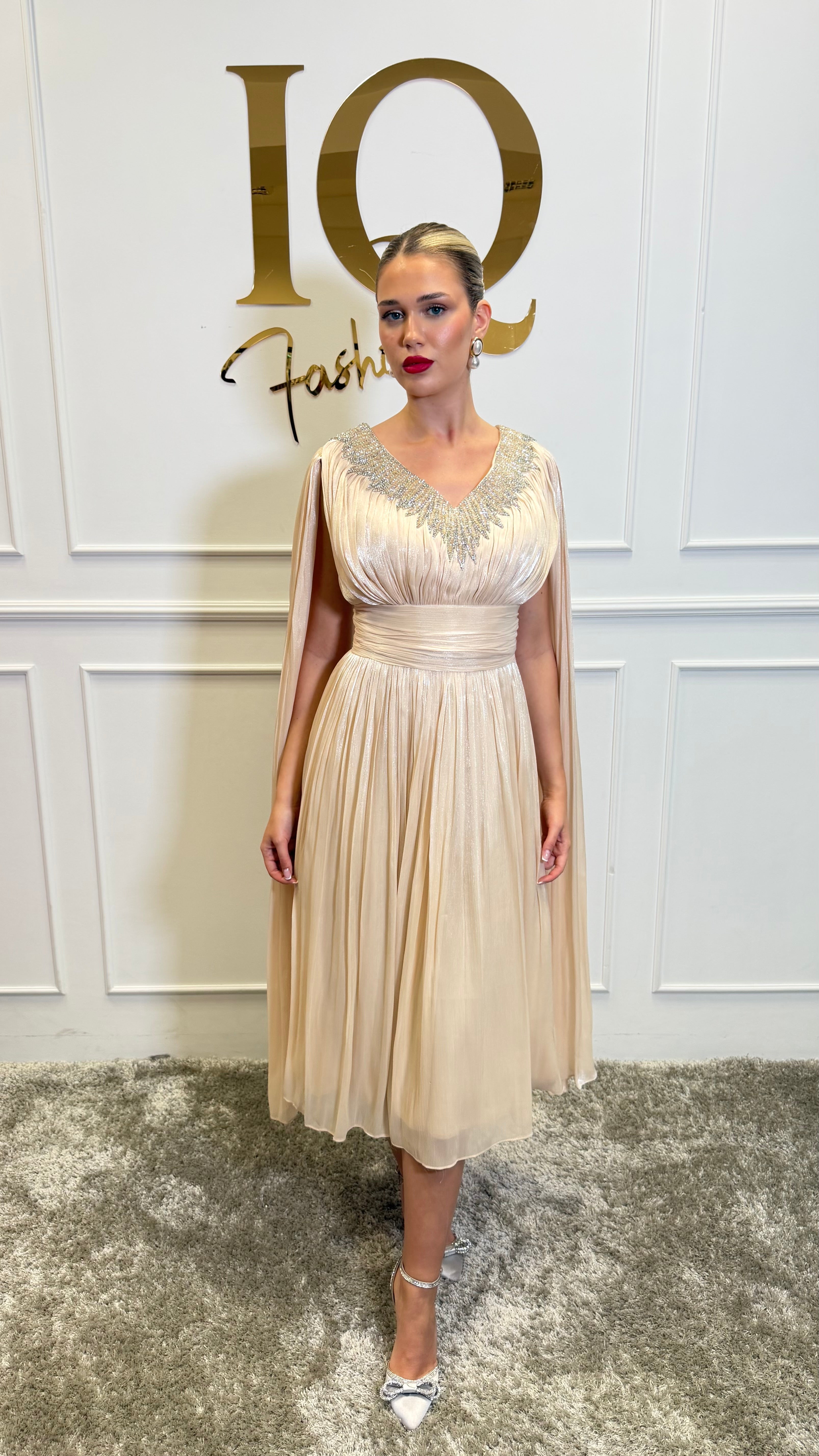 Rochie Yalisse V bej de la iqfashioncluj, croială elegantă, stil feminin, detalii fine și material confortabil, imagine frontala.