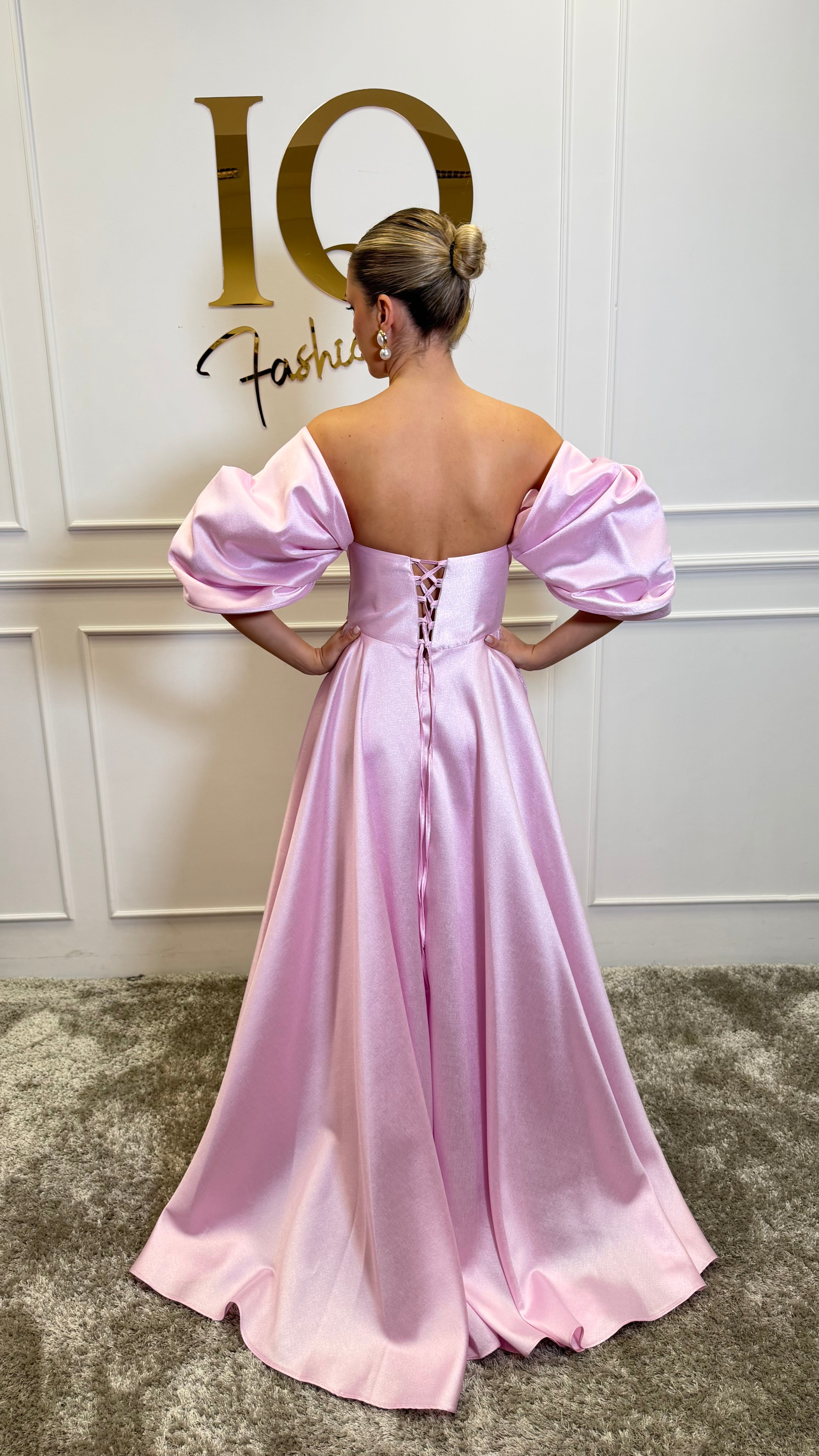 Rochie roz Sassya Soft de la iqfashioncluj, model elegant, din material moale, cu croială feminină, pe fundal neutru.