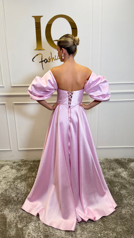 Rochie roz Sassya Soft de la iqfashioncluj, model elegant, din material moale, cu croială feminină, pe fundal neutru.
