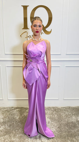 Rochie Bambi Lila pentru femei, din material ușor și fluid, cu croială elegantă, purtată pe model în imagine.