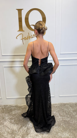 Rochie Almelya Black din colecția iqfashioncluj, stil elegant și modern, fotografie cu detalii și croială în culoare negru.