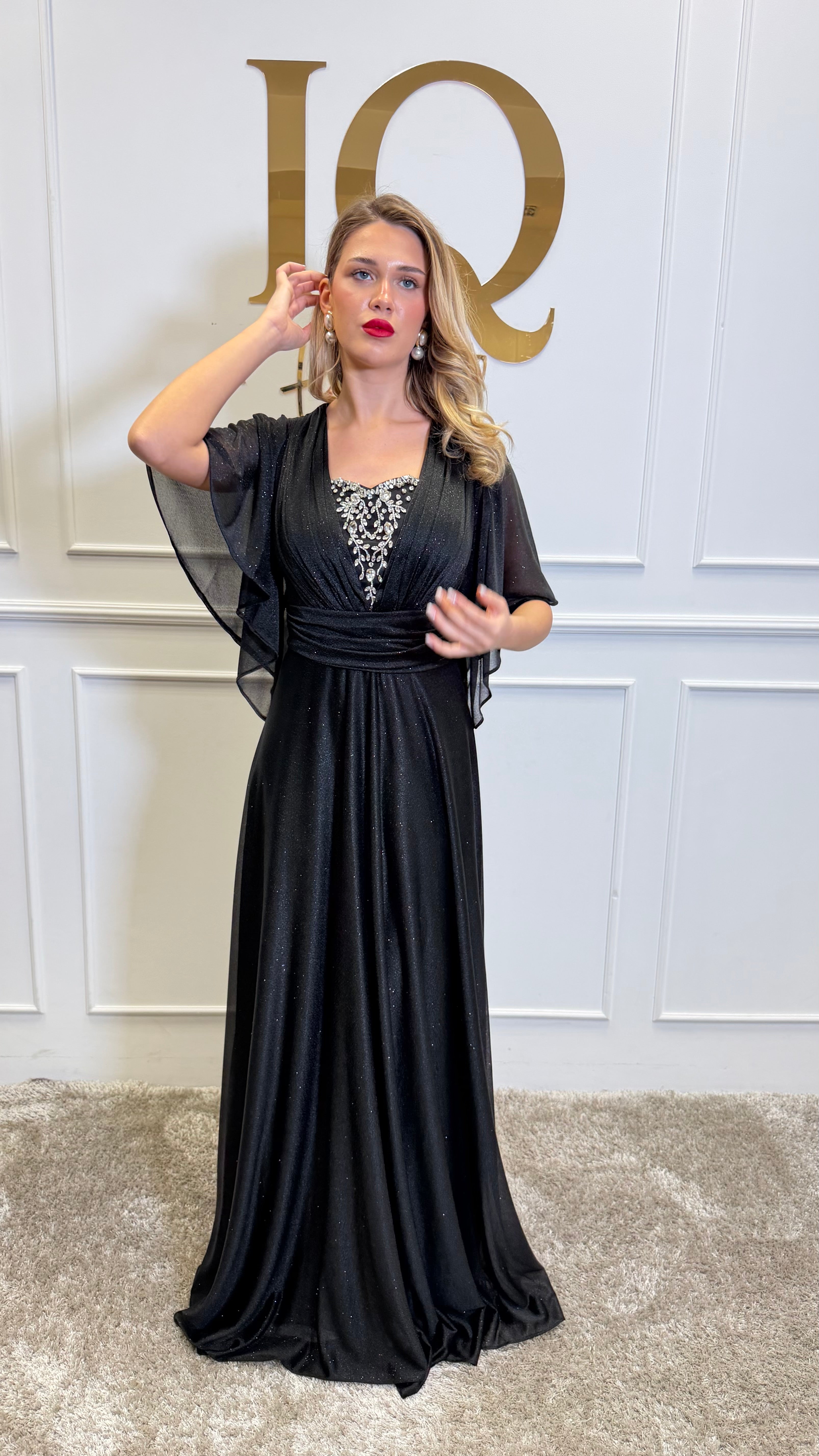 Rochie neagră Luissia de la ELVE STYLE SRL, cu croială elegantă și detalii sofisticate, vizibilă în imagine.