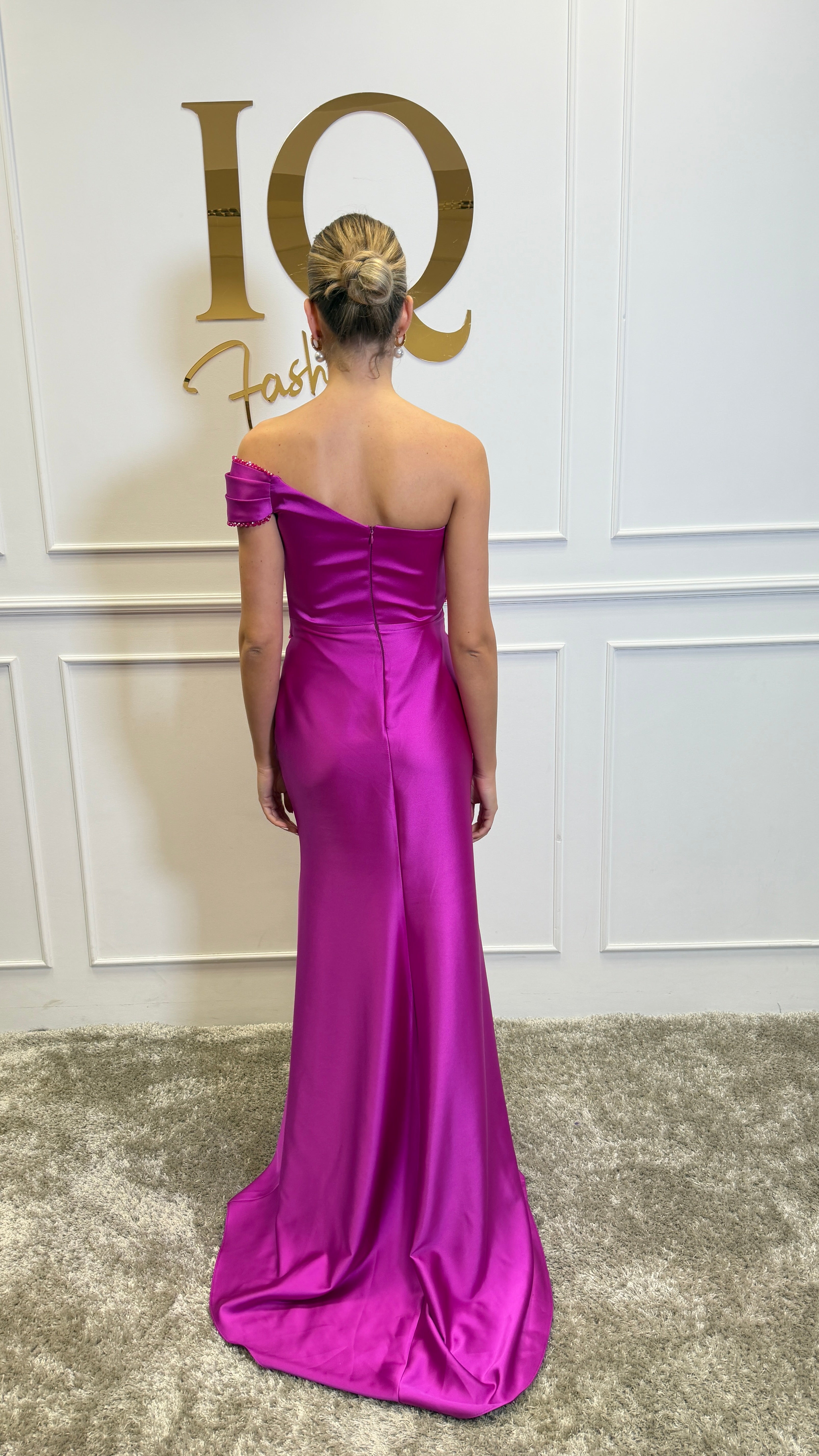 Rochie fucsia Astis de la iqfashioncluj, stil elegant, cu croială modernă și detalii rafinate, pentru ocazii speciale.