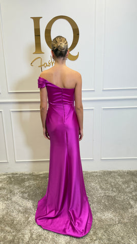 Rochie fucsia Astis de la iqfashioncluj, stil elegant, cu croială modernă și detalii rafinate, pentru ocazii speciale.
