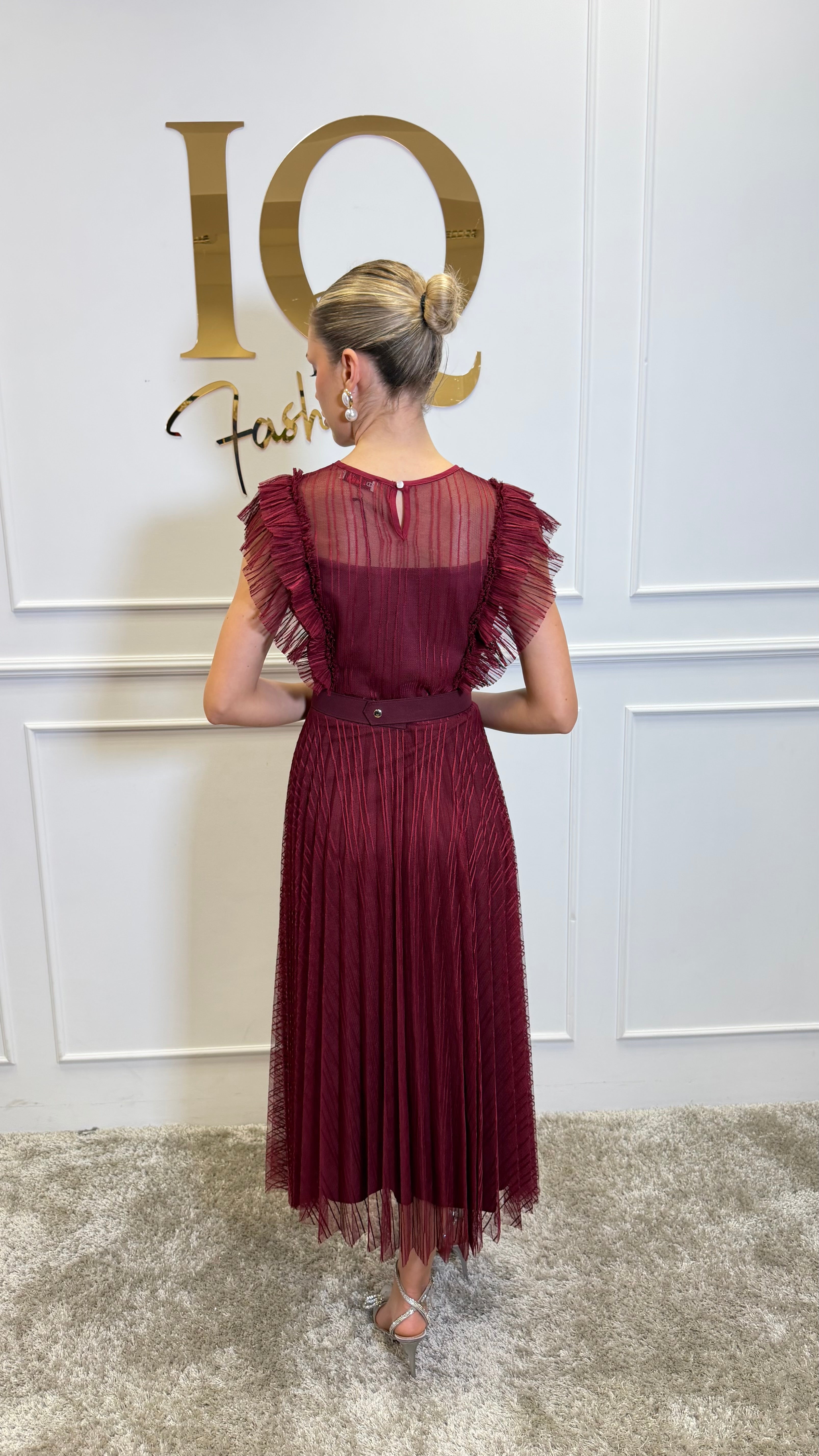 Rochie bordo ELVE STYLE SRL Massi, elegantă, cu croială fluidă și detalii sofisticate, ideală pentru ocazii speciale.
