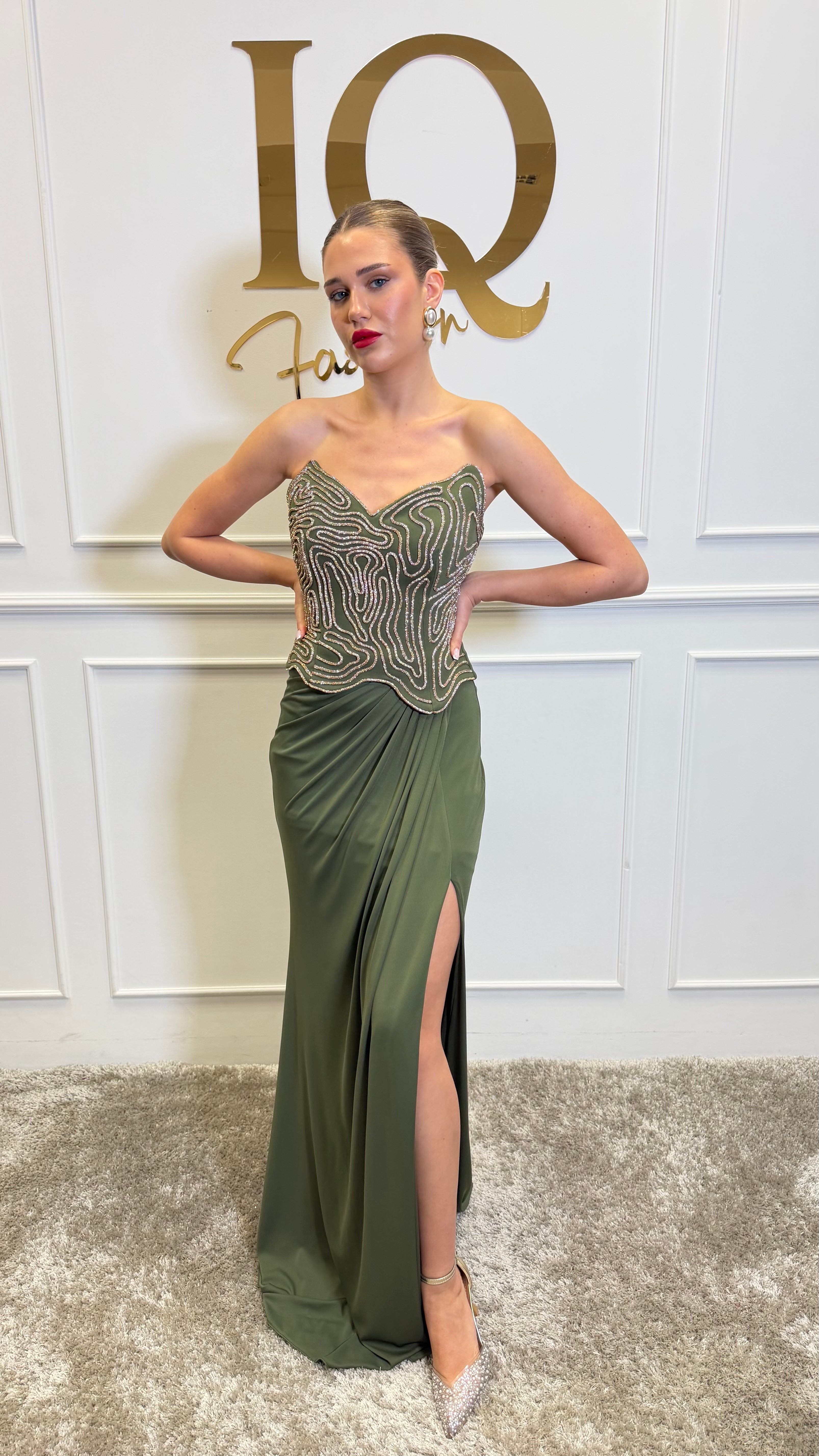 Rochie Asemia verde oliv de la iqfashioncluj, model elegant, din material ușor, purtată pe manechin.