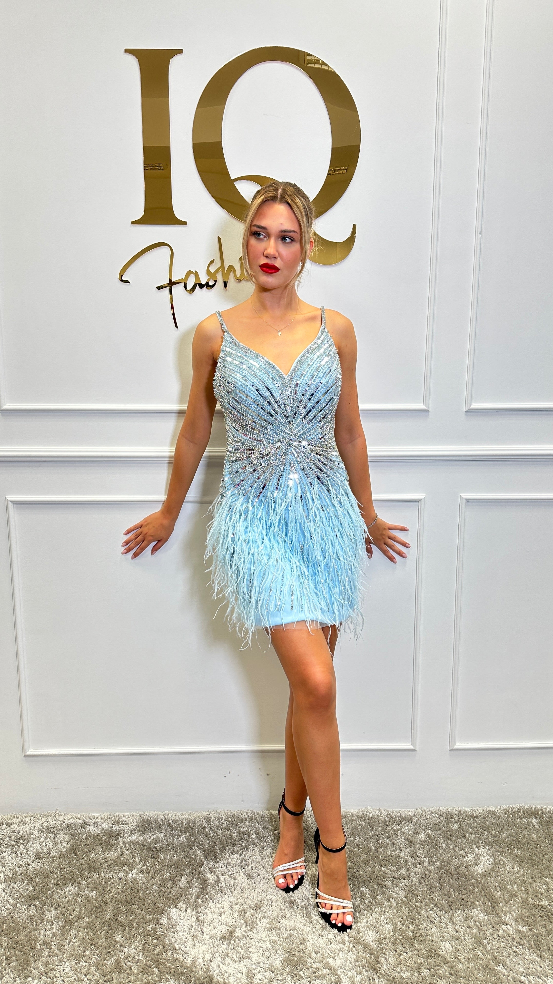 Rochie scurtă Assania în albastru, de la iqfashioncluj, cu croială elegantă și detalii moderne.
