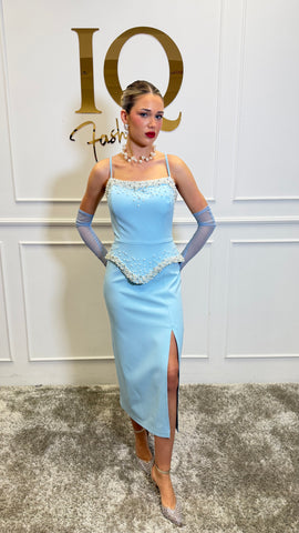 Rochie Candolline Blue de la iqfashioncluj, croială elegantă și confortabilă, imagine detaliată a modelului pe manechin.