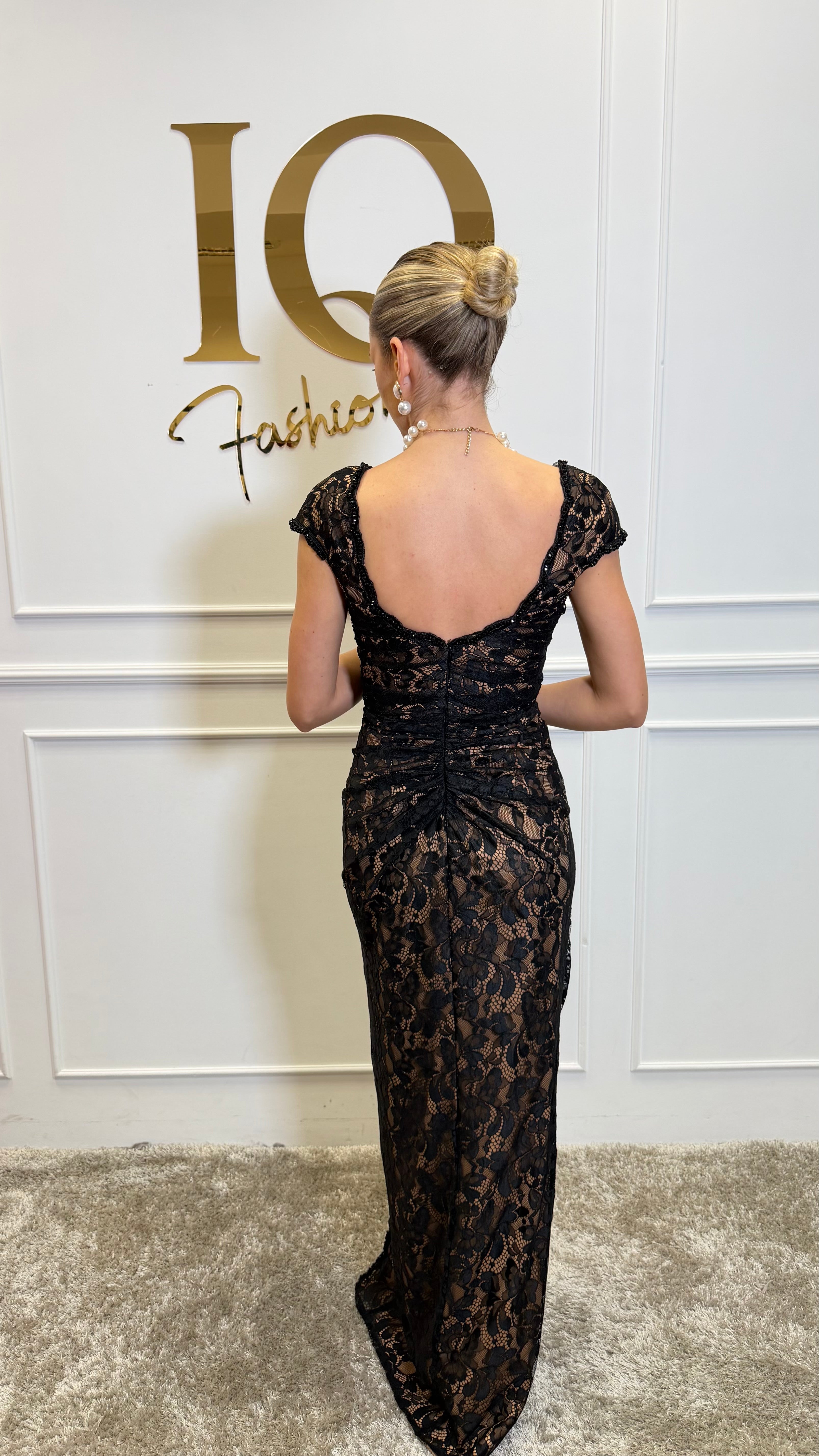 Rochie Namibia neagră și bej de la iqfashioncluj, model elegant pentru ocazii speciale, cu detalii moderne și croială feminină.
