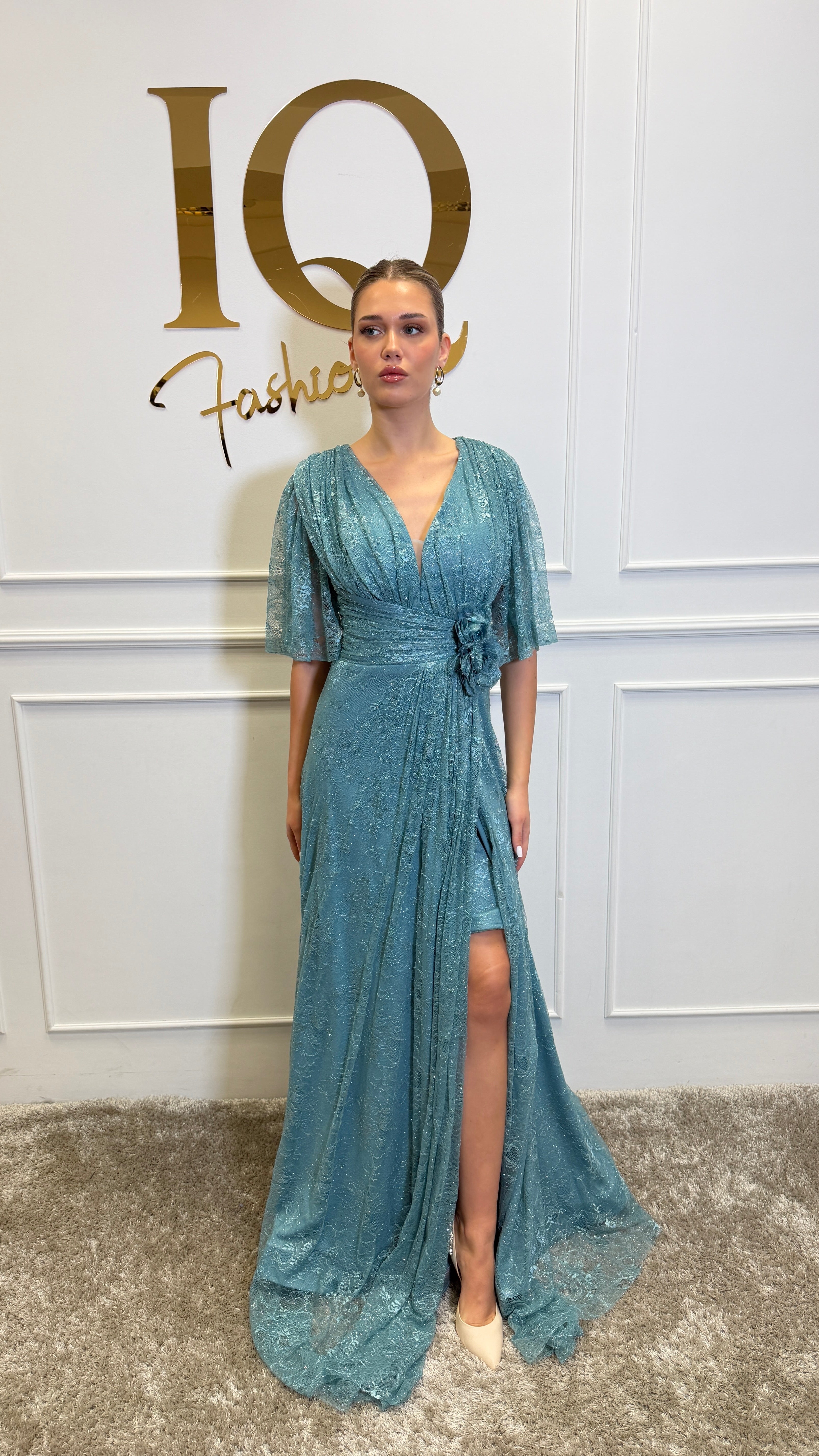Rochie Sunrise Minth de la iqfashioncluj, rochie elegantă din material ușor, cu croială modernă și detalii distinctive.