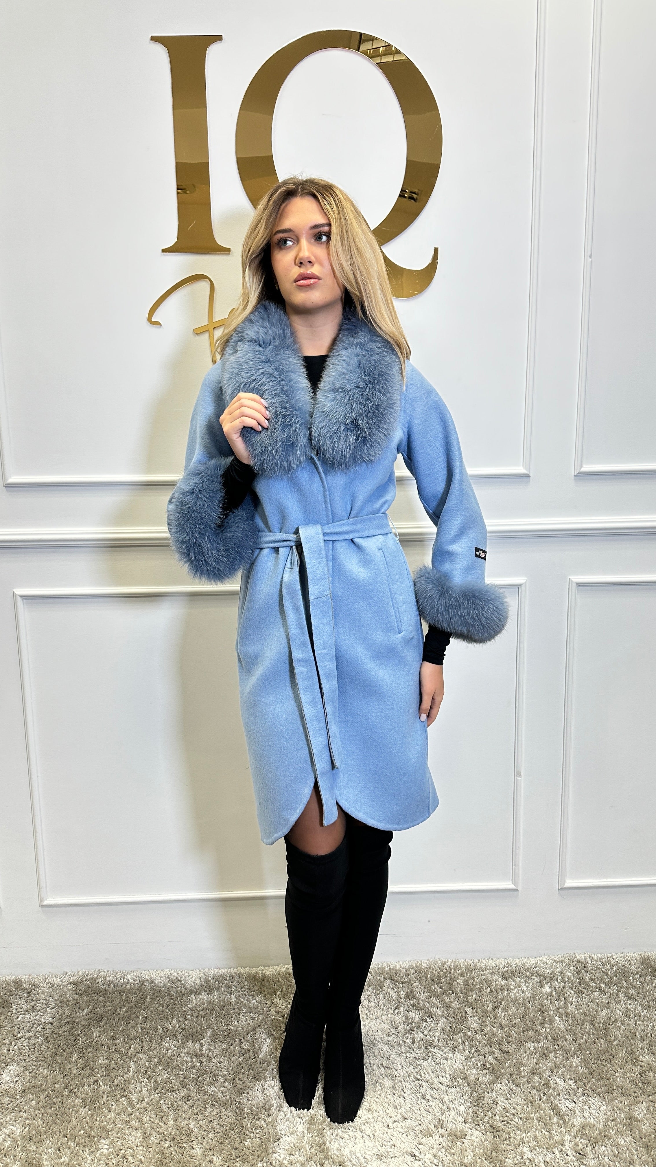 Soft alpaca blanket in baby blue from iqfashioncluj, cozy blanuri style, ideal for warmth and comfort.