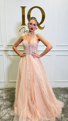 Rochie Semella Somon din colecția iqfashioncluj, stil elegant, cu croială modernă și detalii fine, vizibilă în imagine.