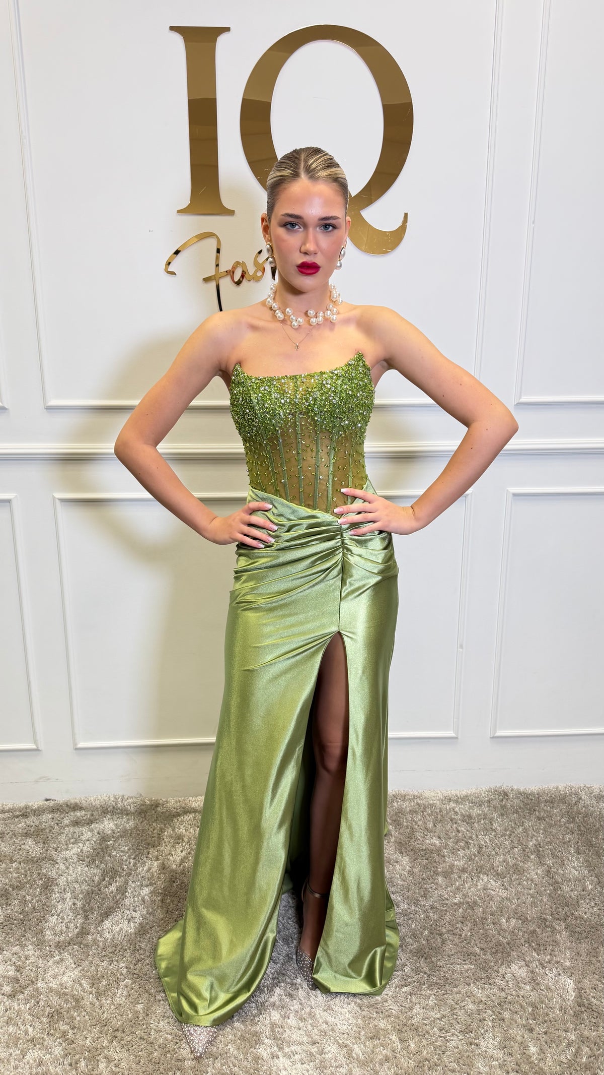 Rochie Amandina Matcha de la iqfashioncluj, rochie elegantă verde cu croială modernă, pentru ocazii speciale.
