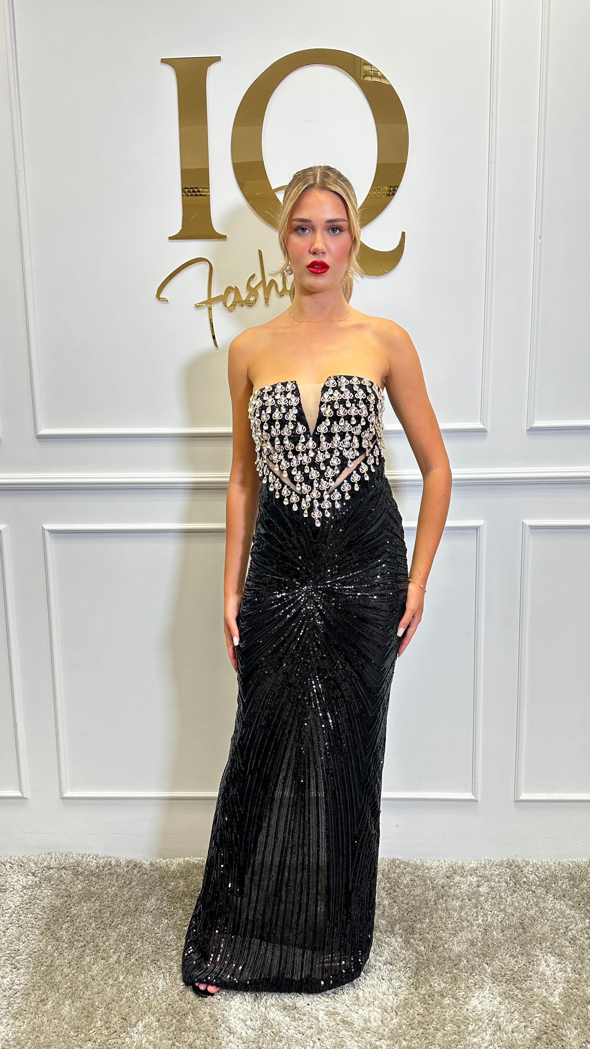 Rochie Amilia Black de la iqfashioncluj, model elegant negru, material fin și croială modernă, vizibilă în imagine.
