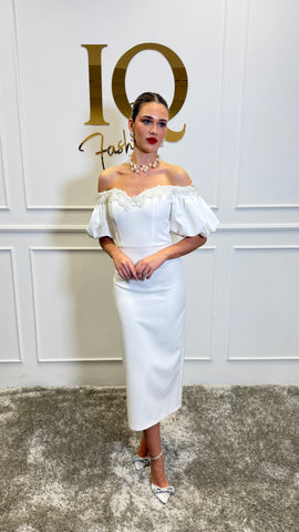 Rochie albă Bombess de la iqfashioncluj, model elegant, cu croială feminină și detalii stilate, pe fundal neutru.