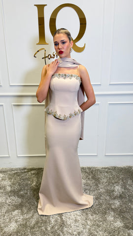 Rochie beige Jayya de la iqfashioncluj, model elegant, cu croială lejeră și detalii moderne, pe fundal neutru.