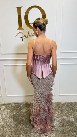 Rochie Jakarta Roze de la iqfashioncluj, stil elegant, cu croială modernă și detalii delicate, pe fundal neutru.