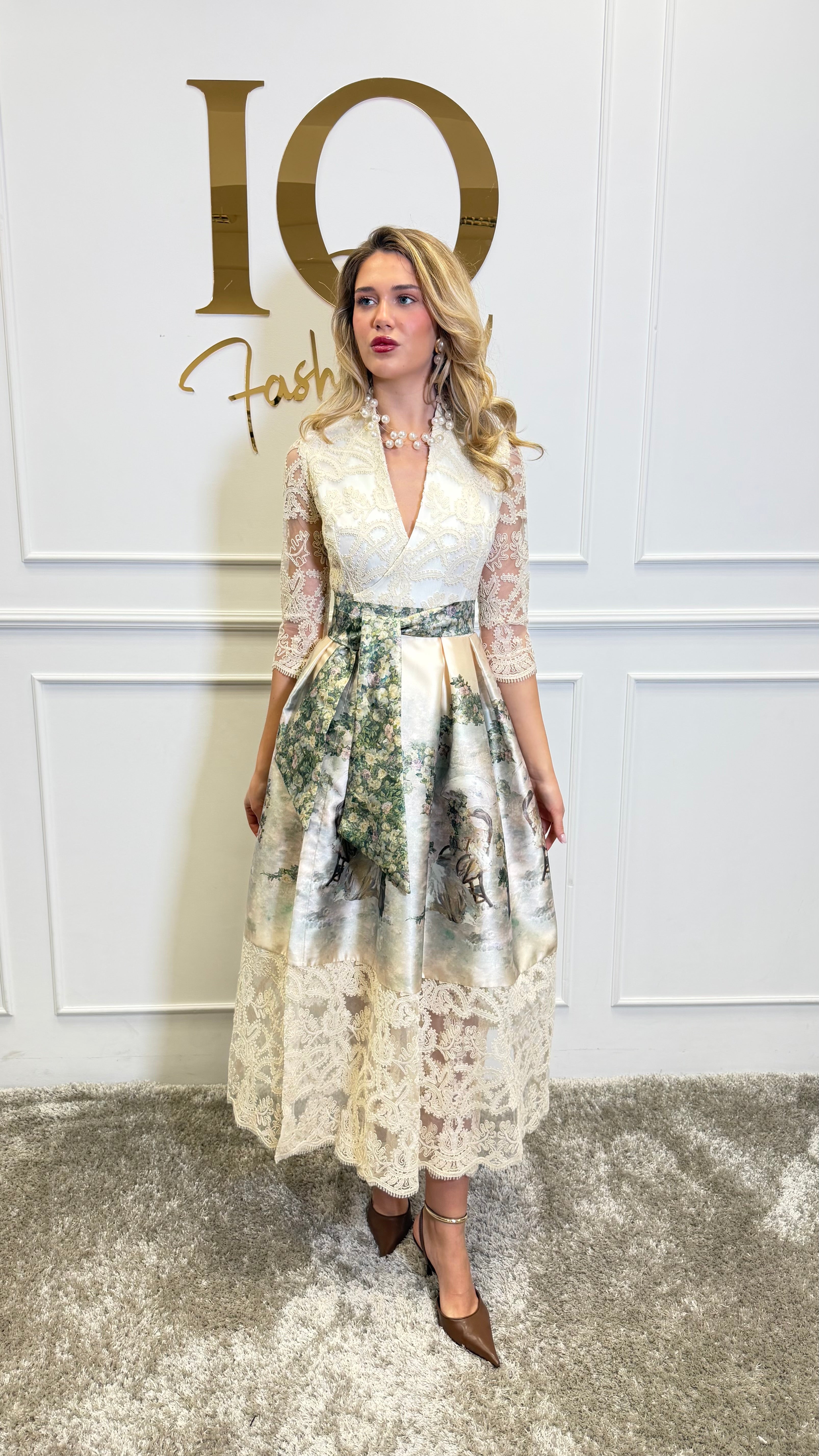 Rochie dinasty nude de la iqfashioncluj, model elegant pentru evenimente, cu croială feminină și detalii moderne.