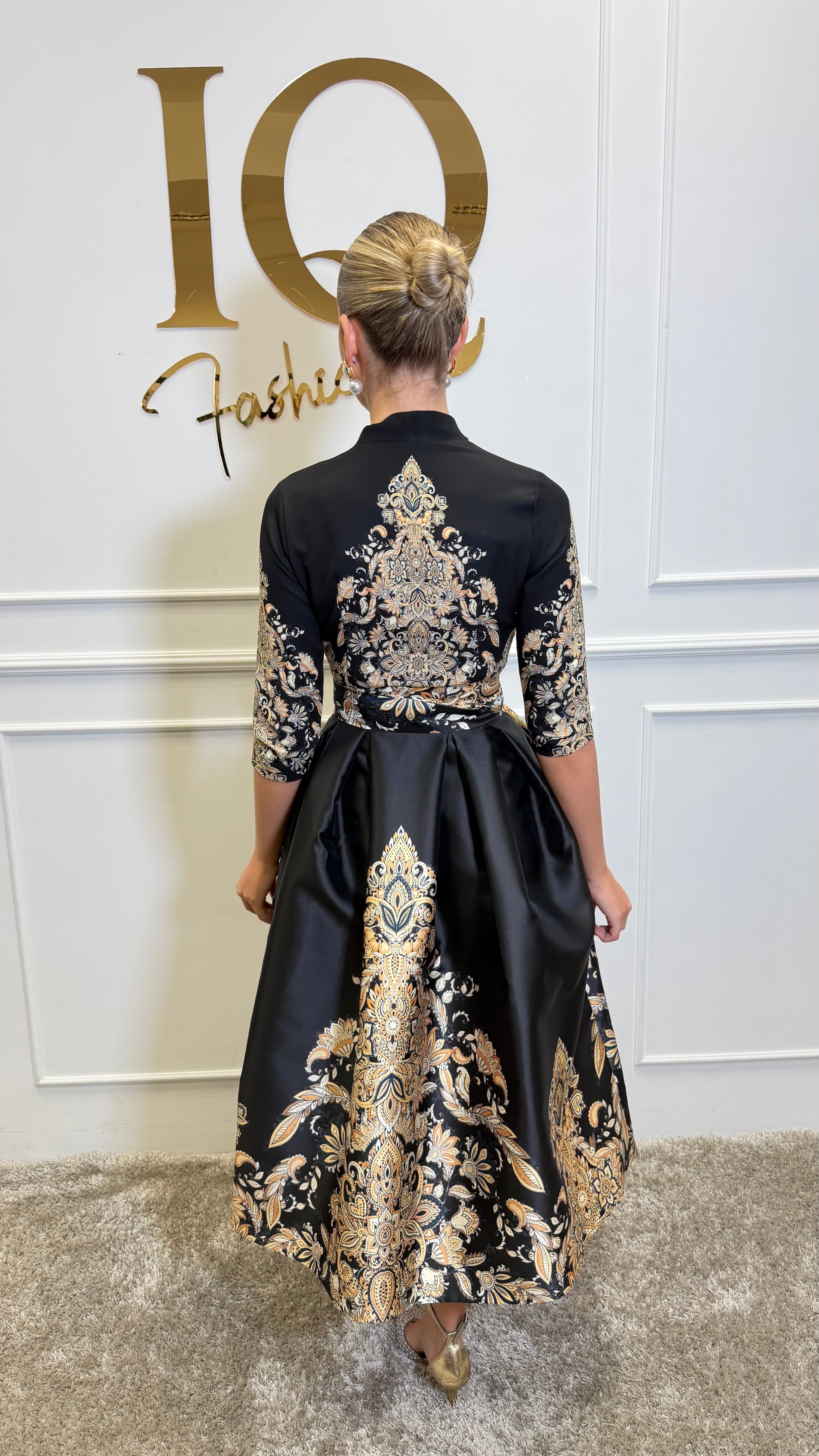 Rochie Goldie Black de la iqfashioncluj, model elegant cu detalii negru și auriu, vizibilă în imagine.