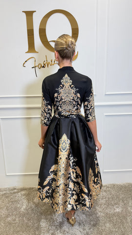 Rochie Goldie Black de la iqfashioncluj, model elegant cu detalii negru și auriu, vizibilă în imagine.