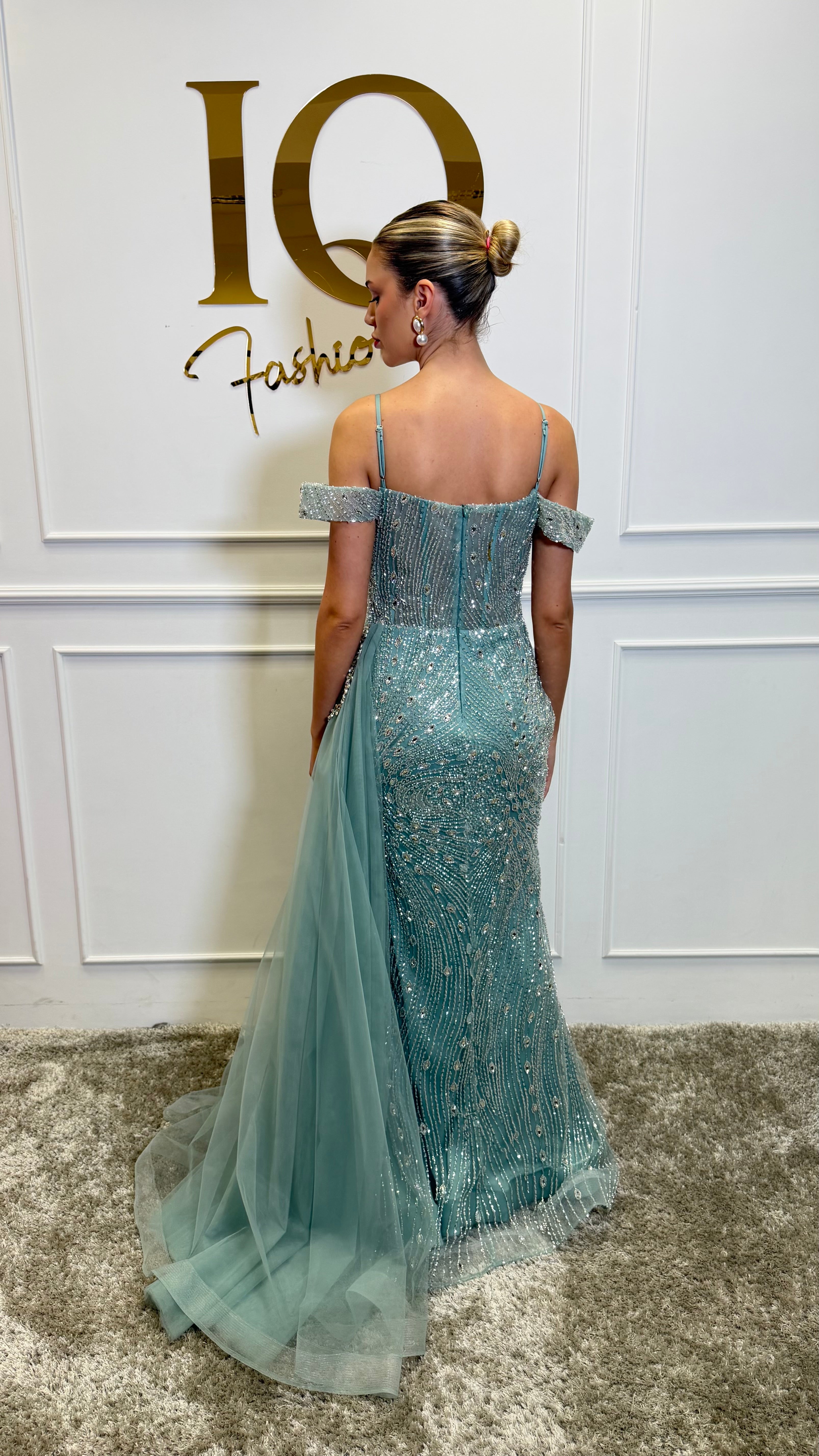 Rochie Dragon Minth de la iqfashioncluj, rochie elegantă cu imprimeu dragon, realizată din material ușor și confortabil.