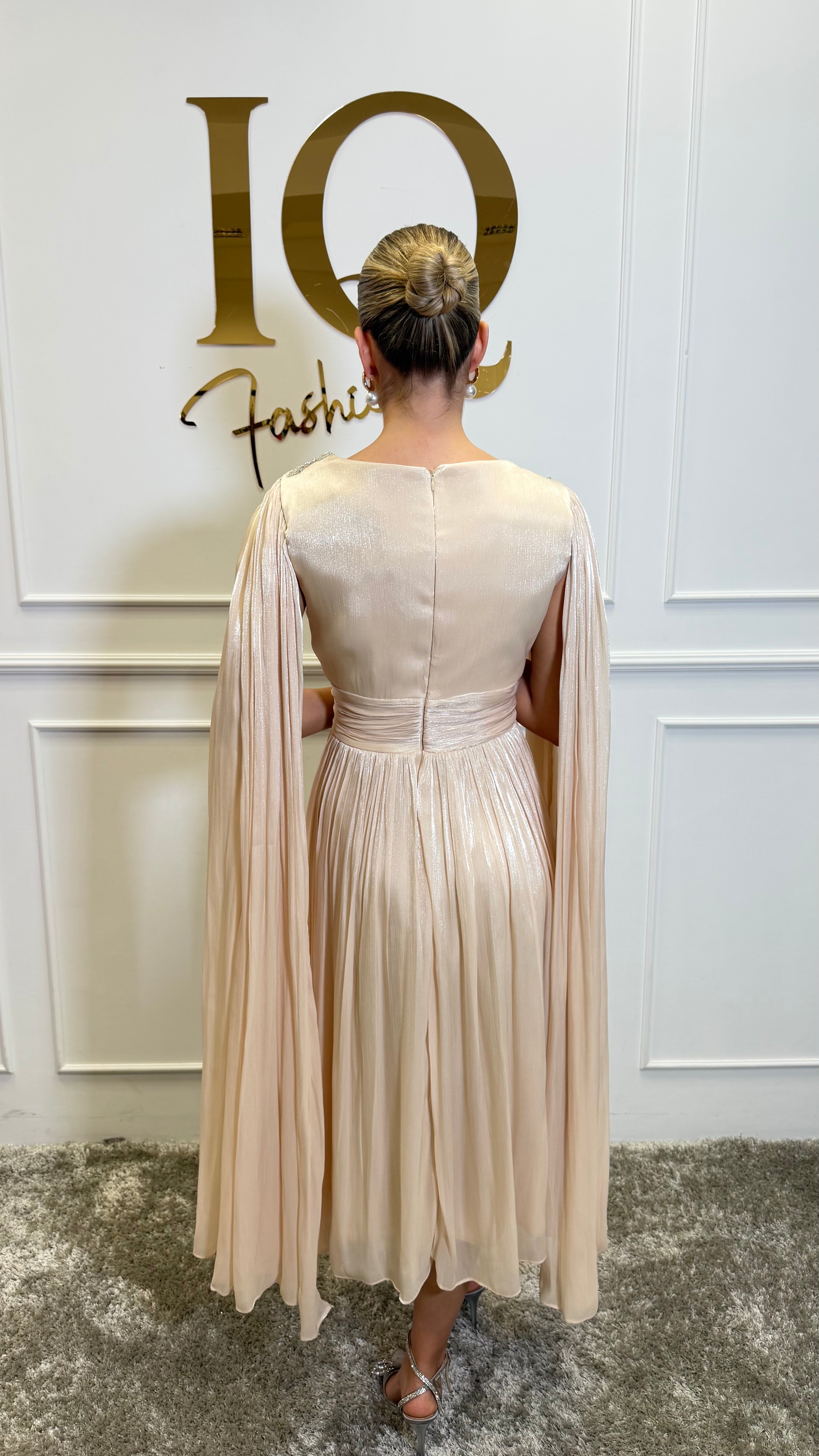 Rochie bej Yalisse V de la iqfashioncluj, model elegant cu decolteu în V și croială fluidă, pe fundal neutru.
