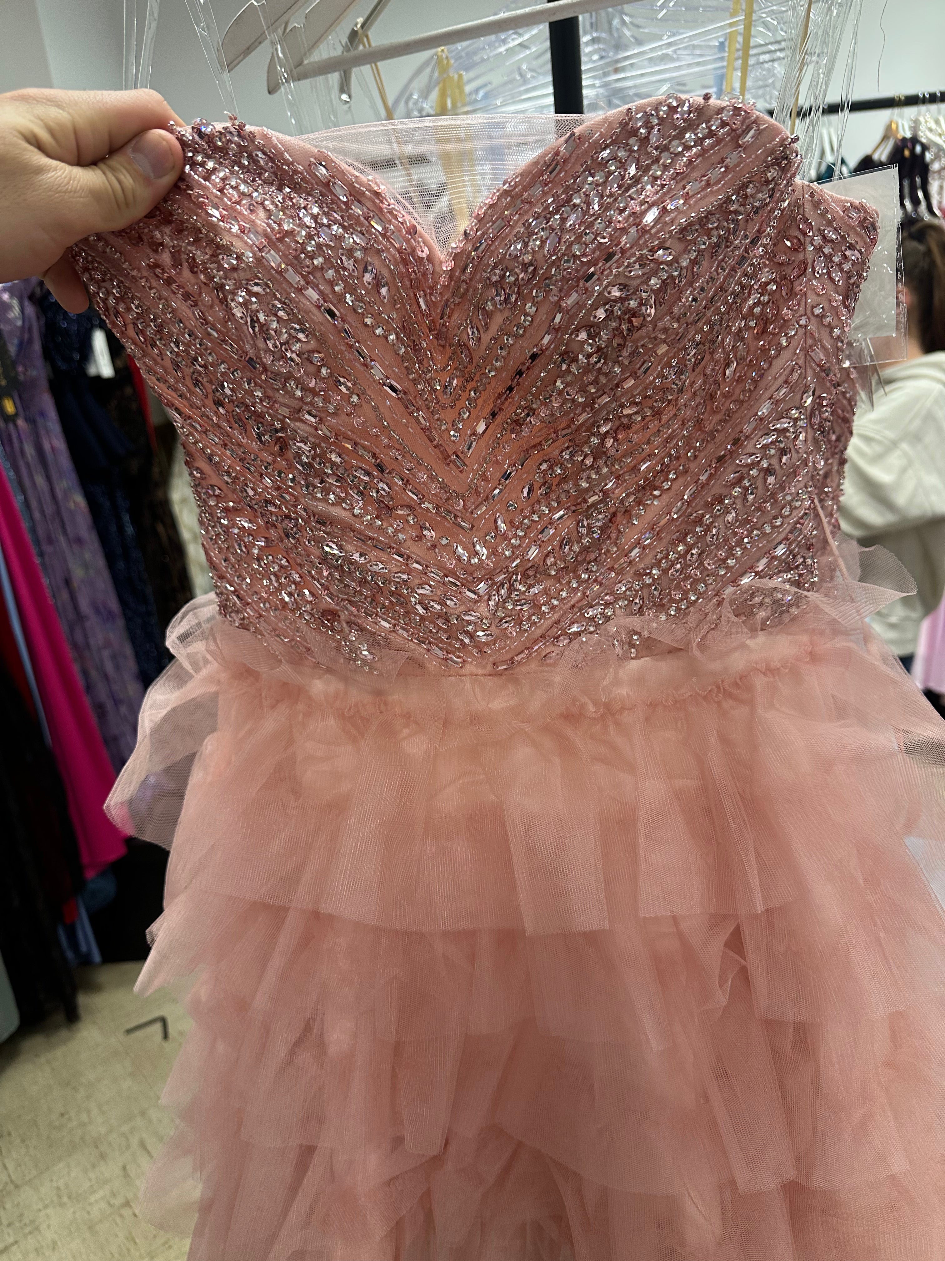 Rochie roz Arimeea de la iqfashioncluj, elegantă, cu detalii fluide, pentru ocazii speciale, vizibilă în imagine.