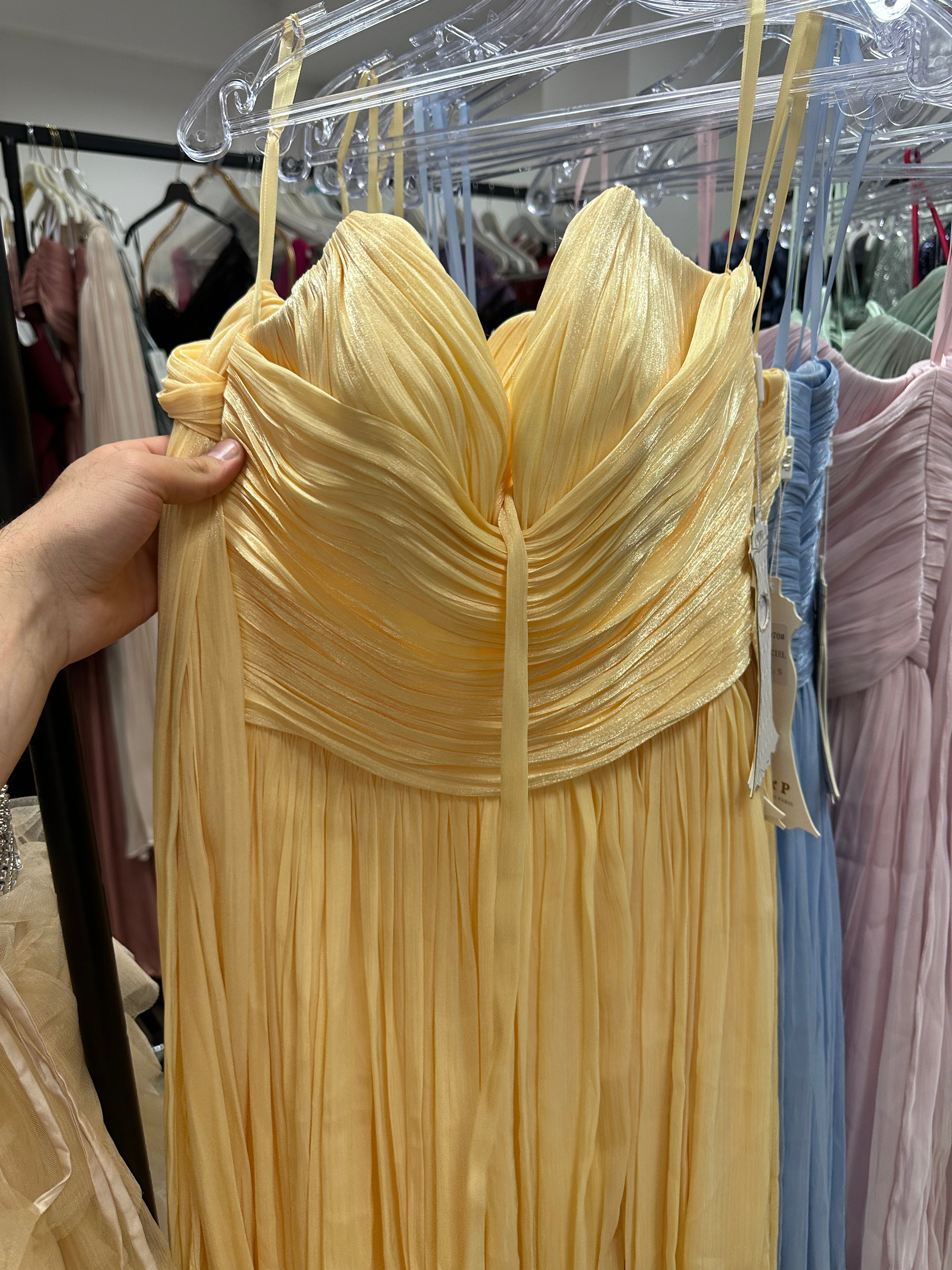 Rochie galbenă Melina de la iqfashioncluj, Rochii elegante, detalii din material ușor și croială modernă, pe model.