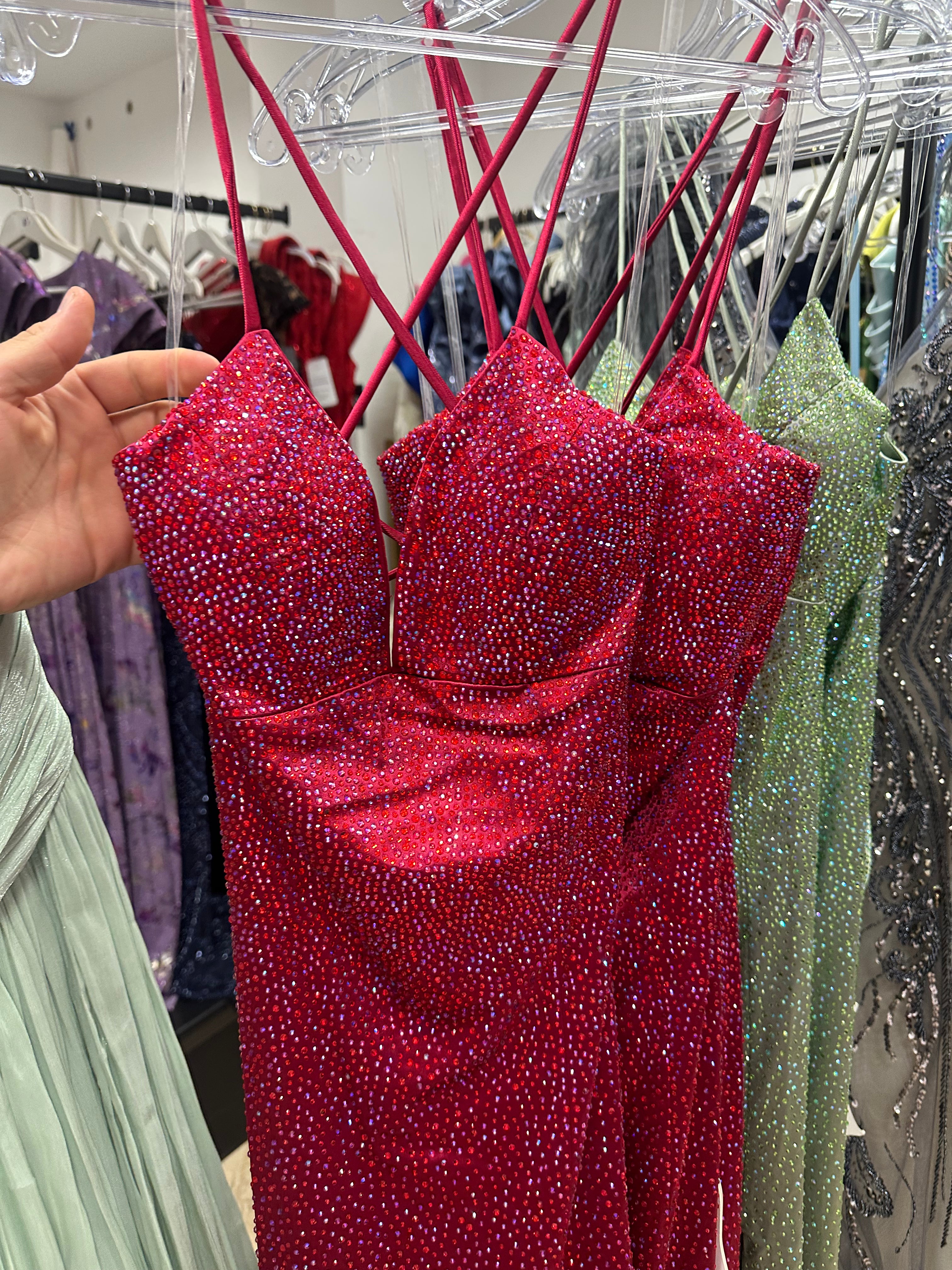 Rochie Rissia Red de la iqfashioncluj, rochie elegantă roșie cu croială modernă, vizibilă în imagine.