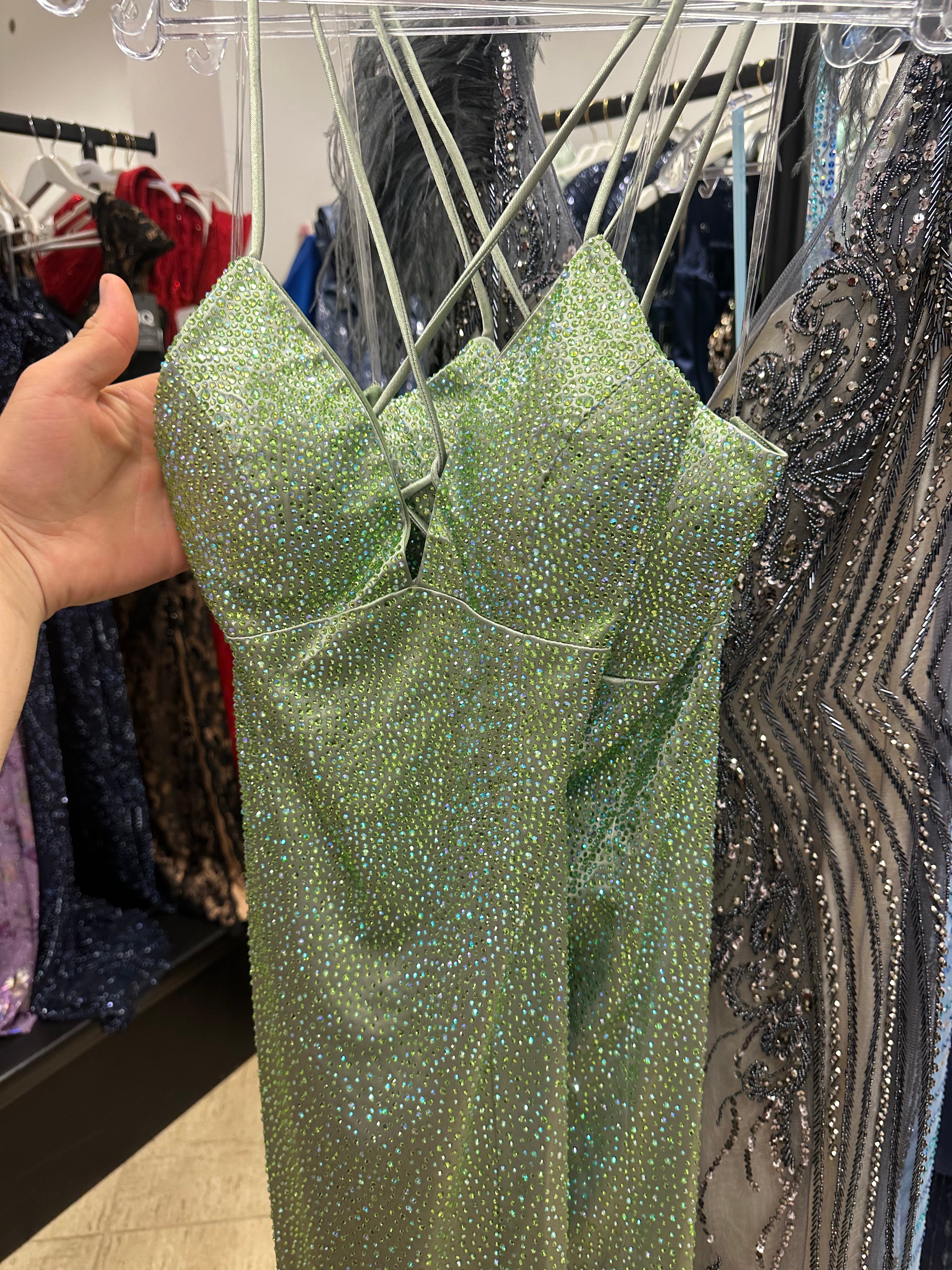 Rochie verde Rissia de la iqfashioncluj, cu croială elegantă și detalii moderne, vizibilă în imagine.